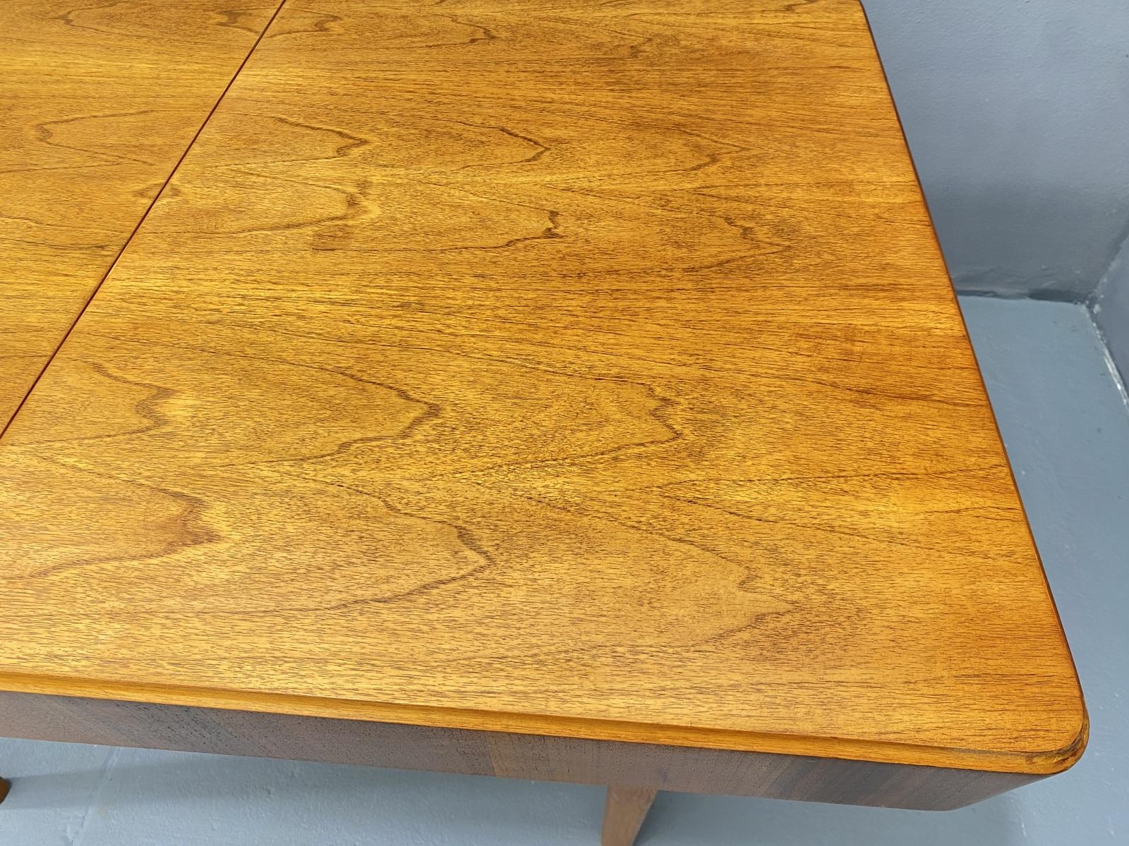 Walnut adjustable dining table by Setona, 1950´s, Czechoslovakia For Sale 4