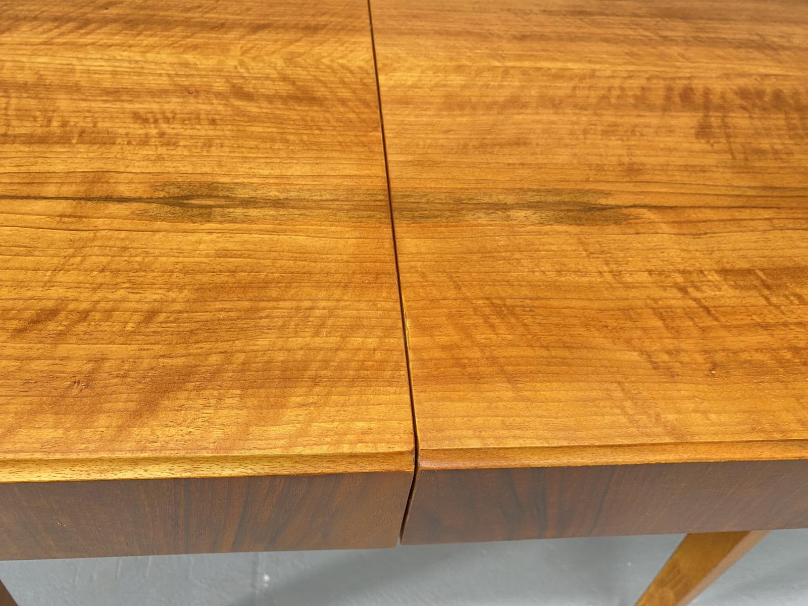 Walnut adjustable dining table by Setona, 1950´s, Czechoslovakia For Sale 4