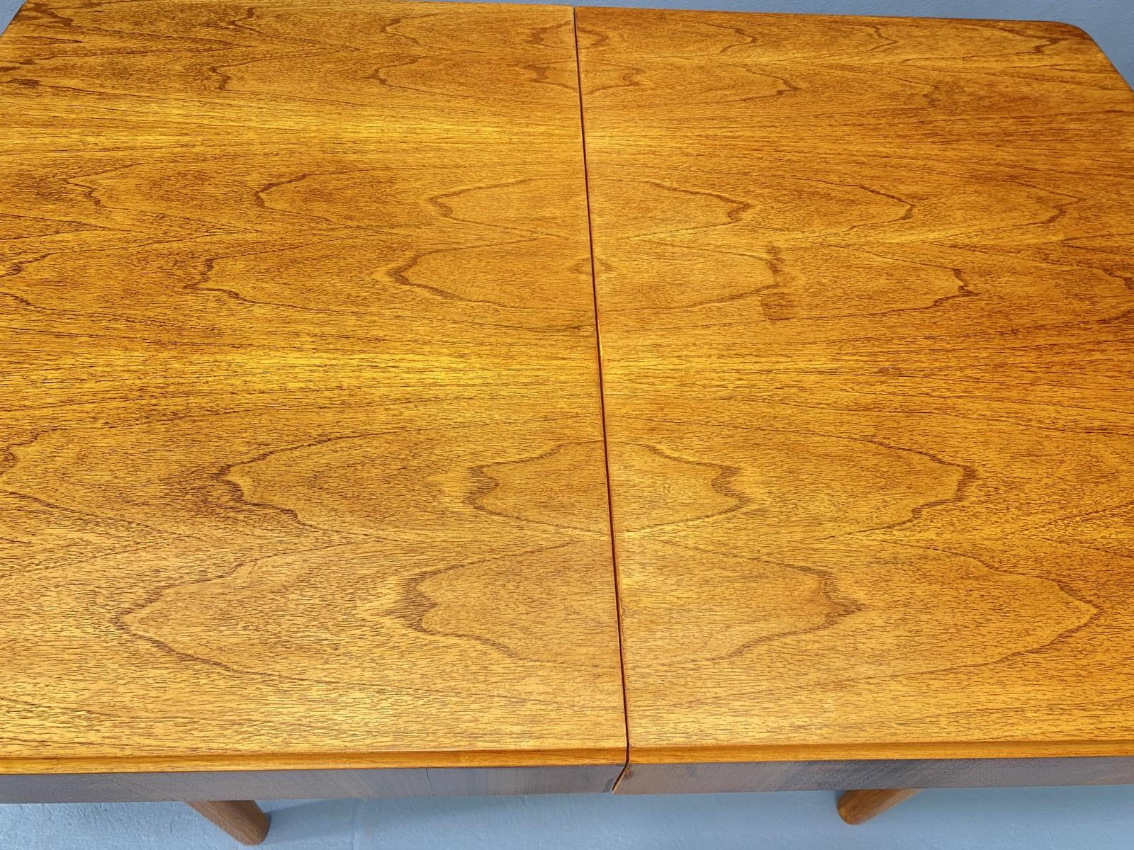 Walnut adjustable dining table by Setona, 1950´s, Czechoslovakia For Sale 5