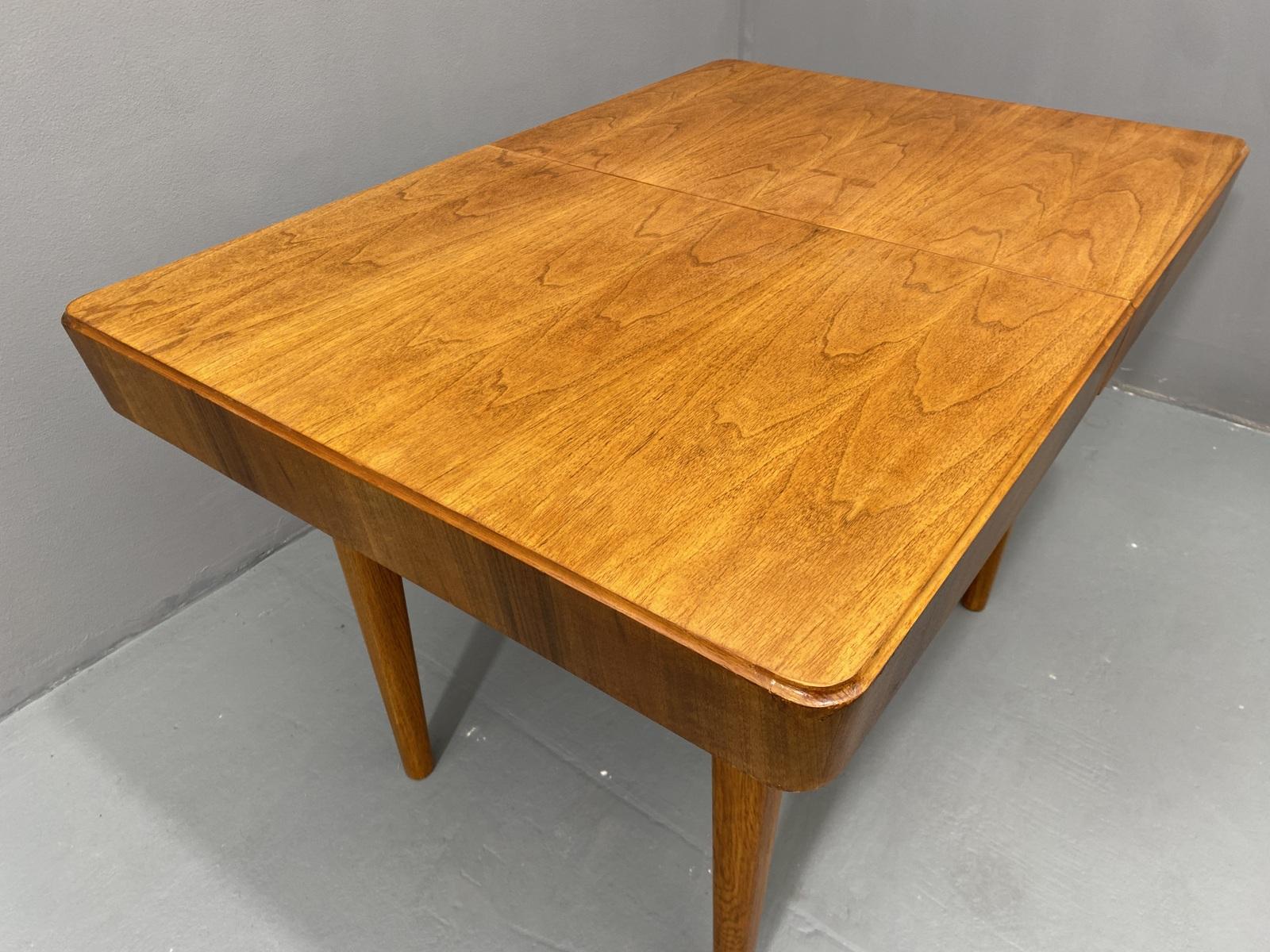 Walnut adjustable dining table by Setona, 1950´s, Czechoslovakia For Sale 6