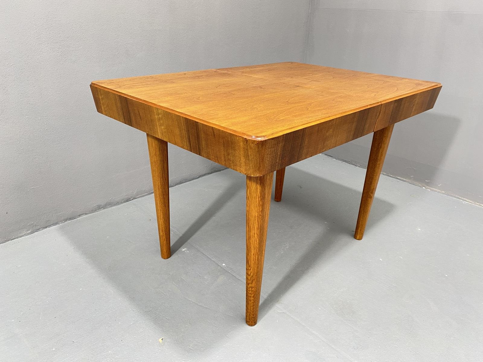 Walnut adjustable dining table by Setona, 1950´s, Czechoslovakia In Excellent Condition For Sale In Prague 8, CZ