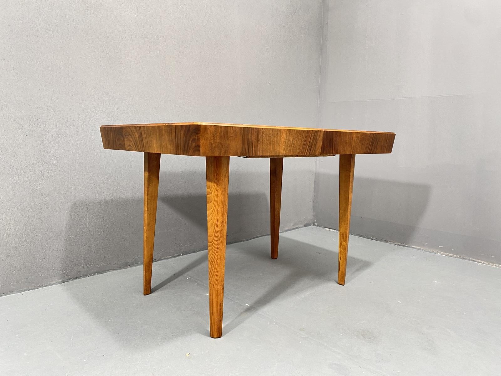 Walnut adjustable dining table by Setona, 1950´s, Czechoslovakia In Excellent Condition For Sale In Prague 8, CZ