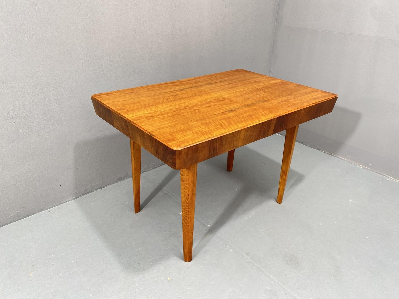 20th Century Walnut adjustable dining table by Setona, 1950´s, Czechoslovakia For Sale