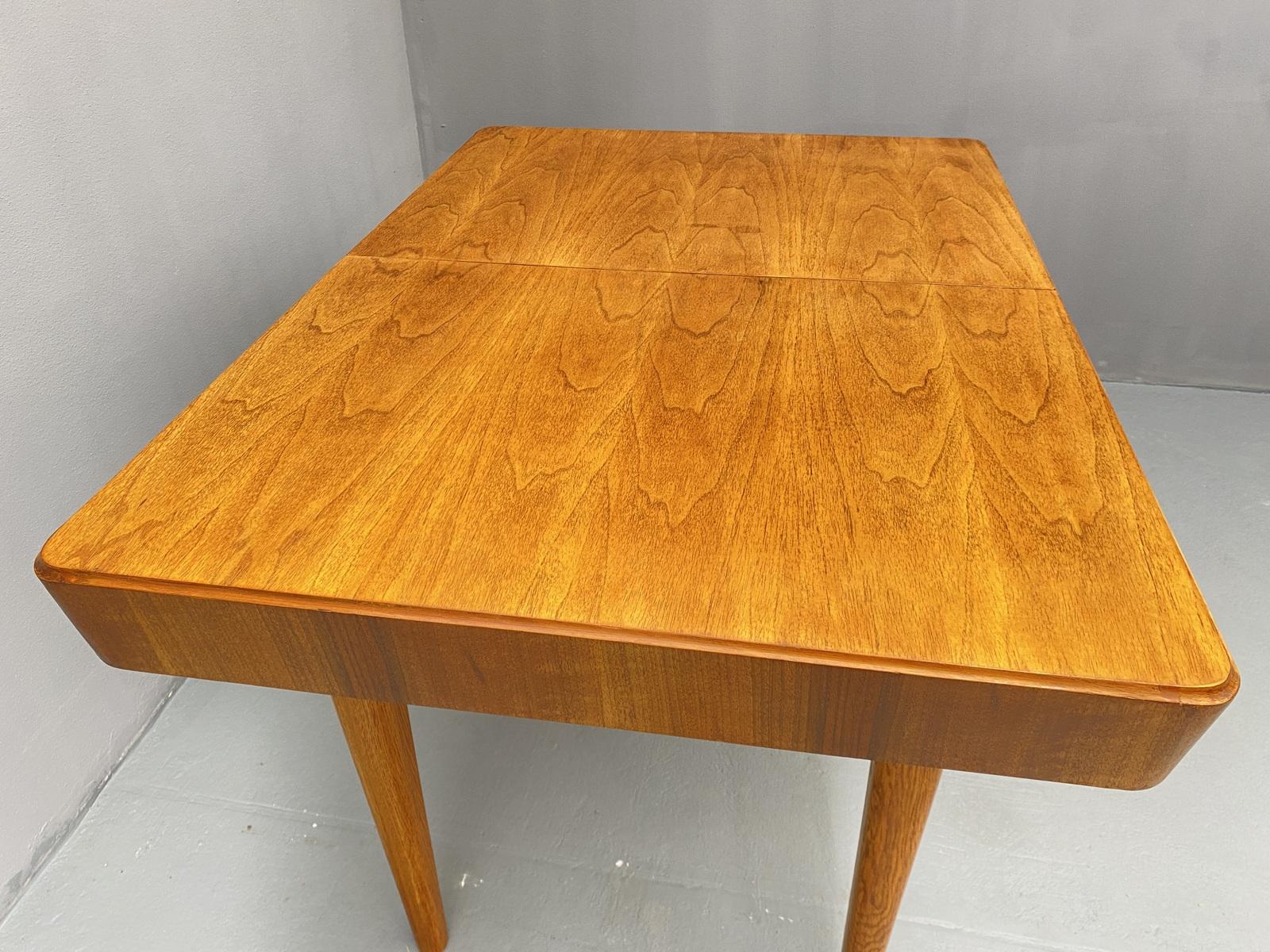 Walnut adjustable dining table by Setona, 1950´s, Czechoslovakia For Sale 1