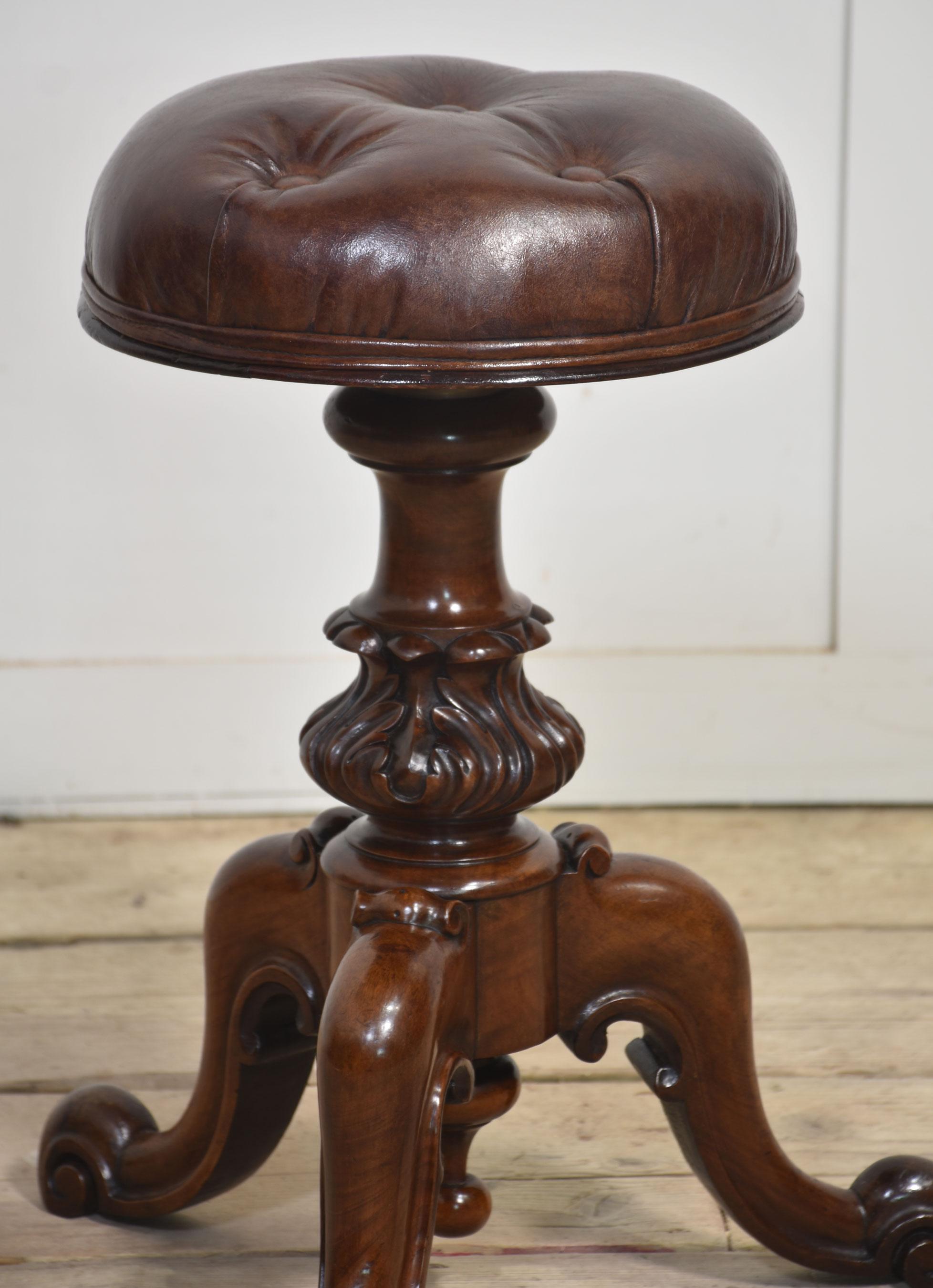 Walnut adjustable piano stool In Good Condition For Sale In Cheshire, GB