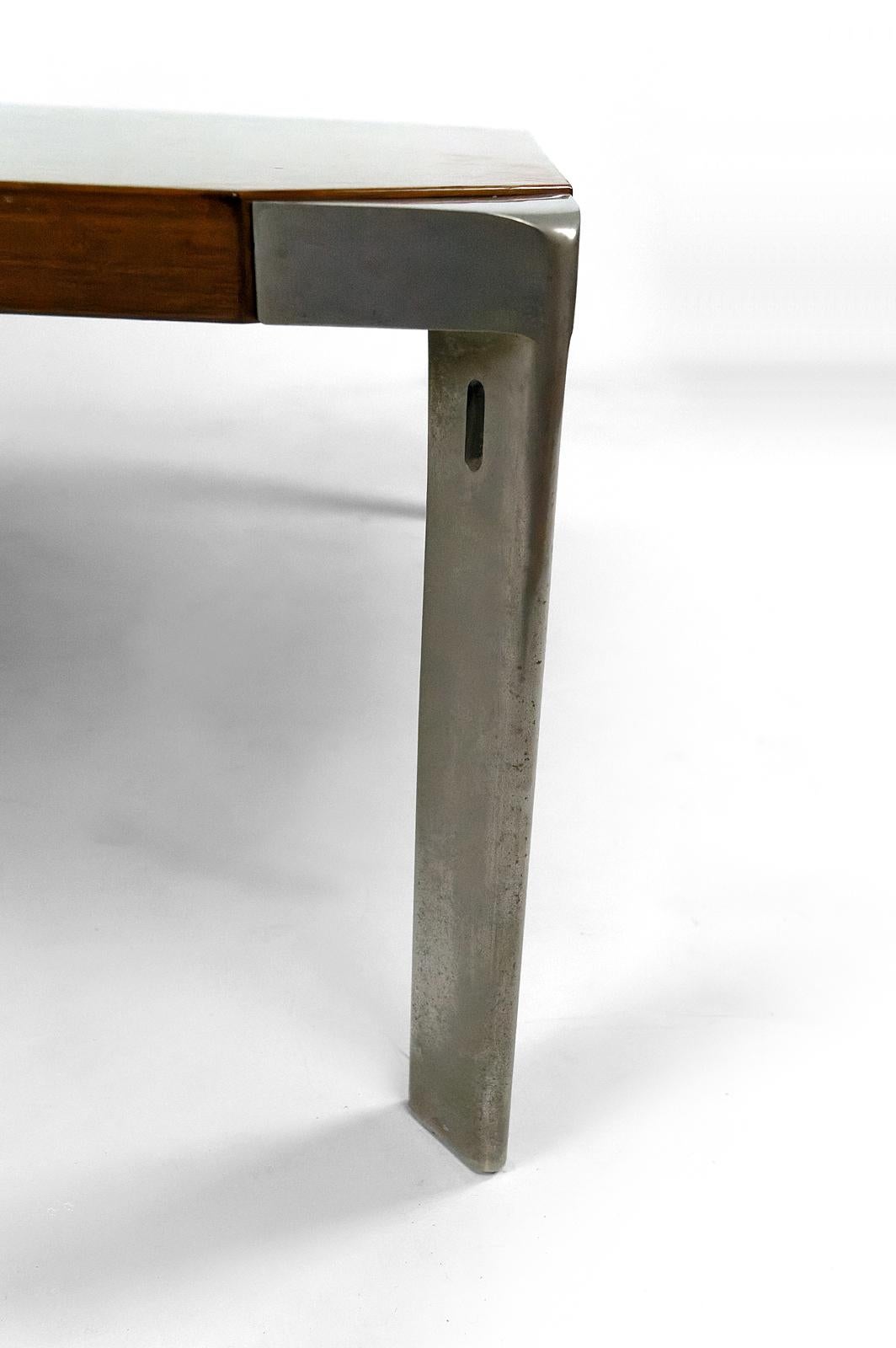 Walnut and aluminum coffee table, by Osvaldo Borsani for Tecno, Italy Circa 1970 For Sale 3