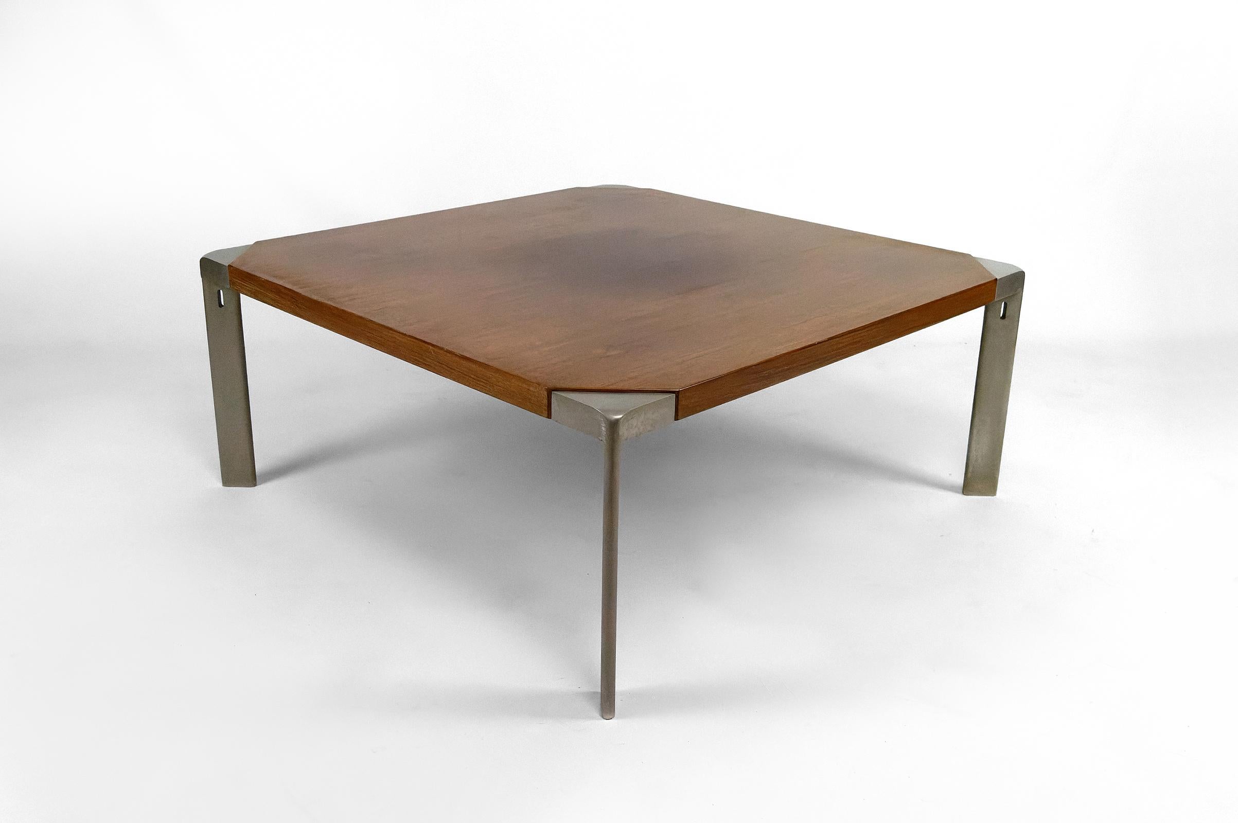 Table basse en noyer et aluminium, par Osvaldo Borsani pour Tecno, Italie Circa 1970 État moyen - En vente à VÉZELAY, FR