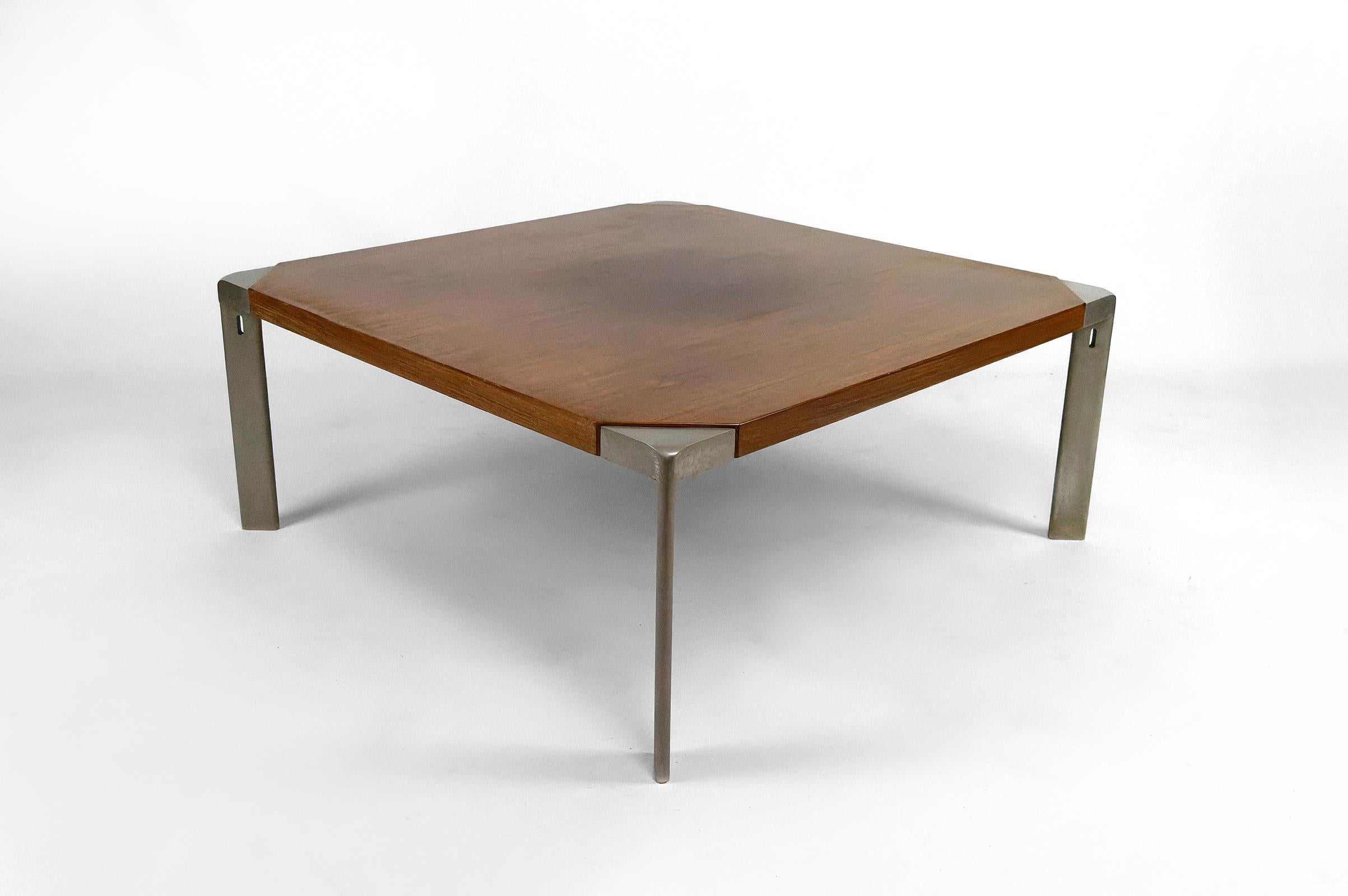 Walnut and aluminum coffee table, by Osvaldo Borsani for Tecno, Italy Circa 1970 In Fair Condition For Sale In VÉZELAY, FR