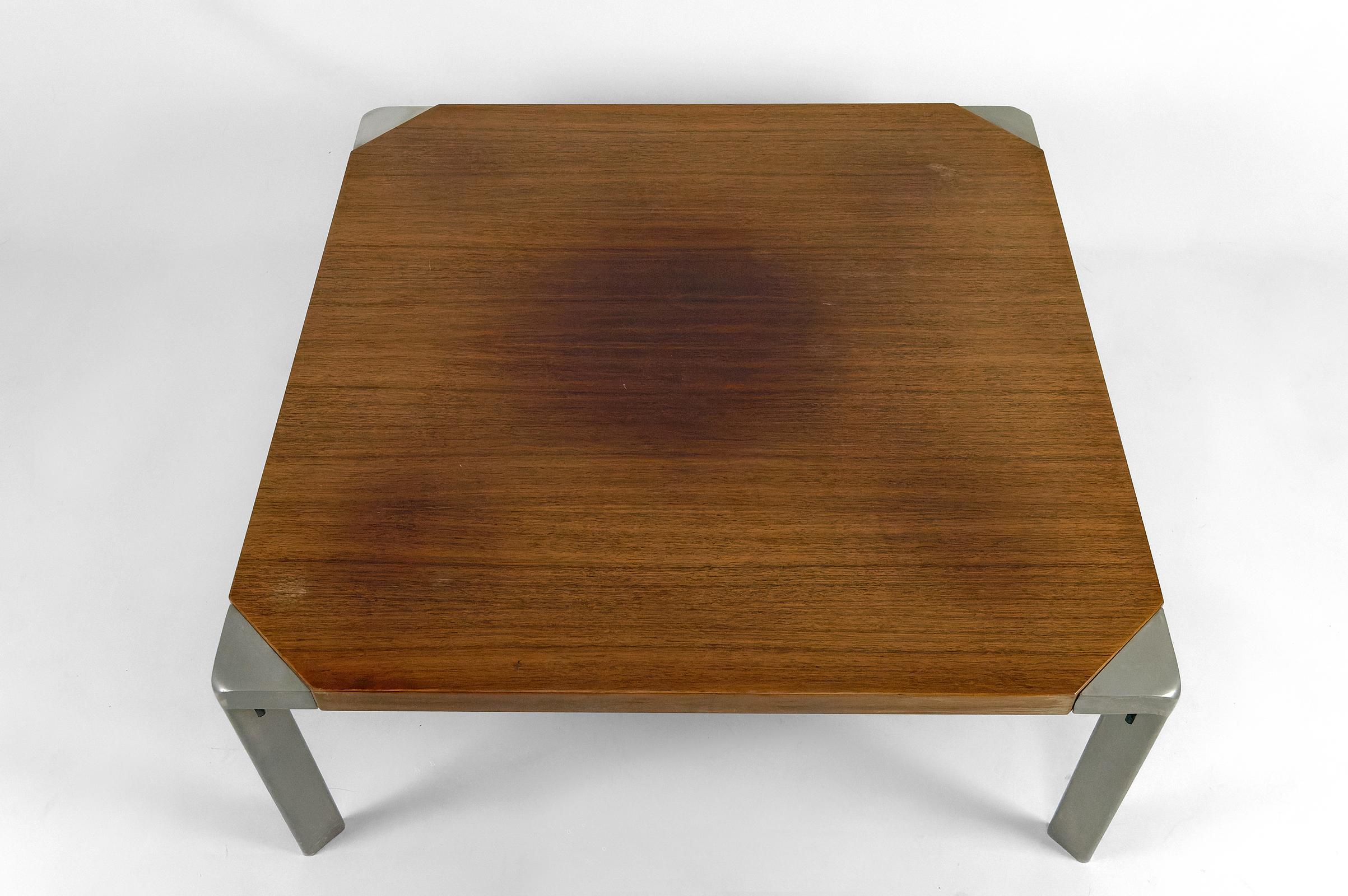 Walnut and aluminum coffee table, by Osvaldo Borsani for Tecno, Italy Circa 1970 For Sale 1