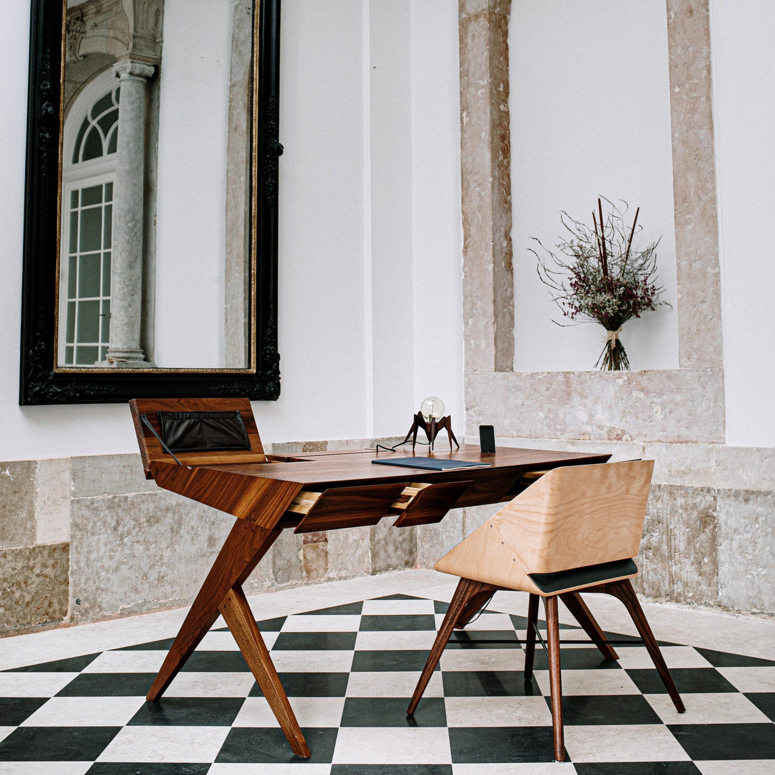 Zeitgenössischer Stuhl aus Nussbaum und Eschenholz von Alexandre Caldas (Asche) im Angebot