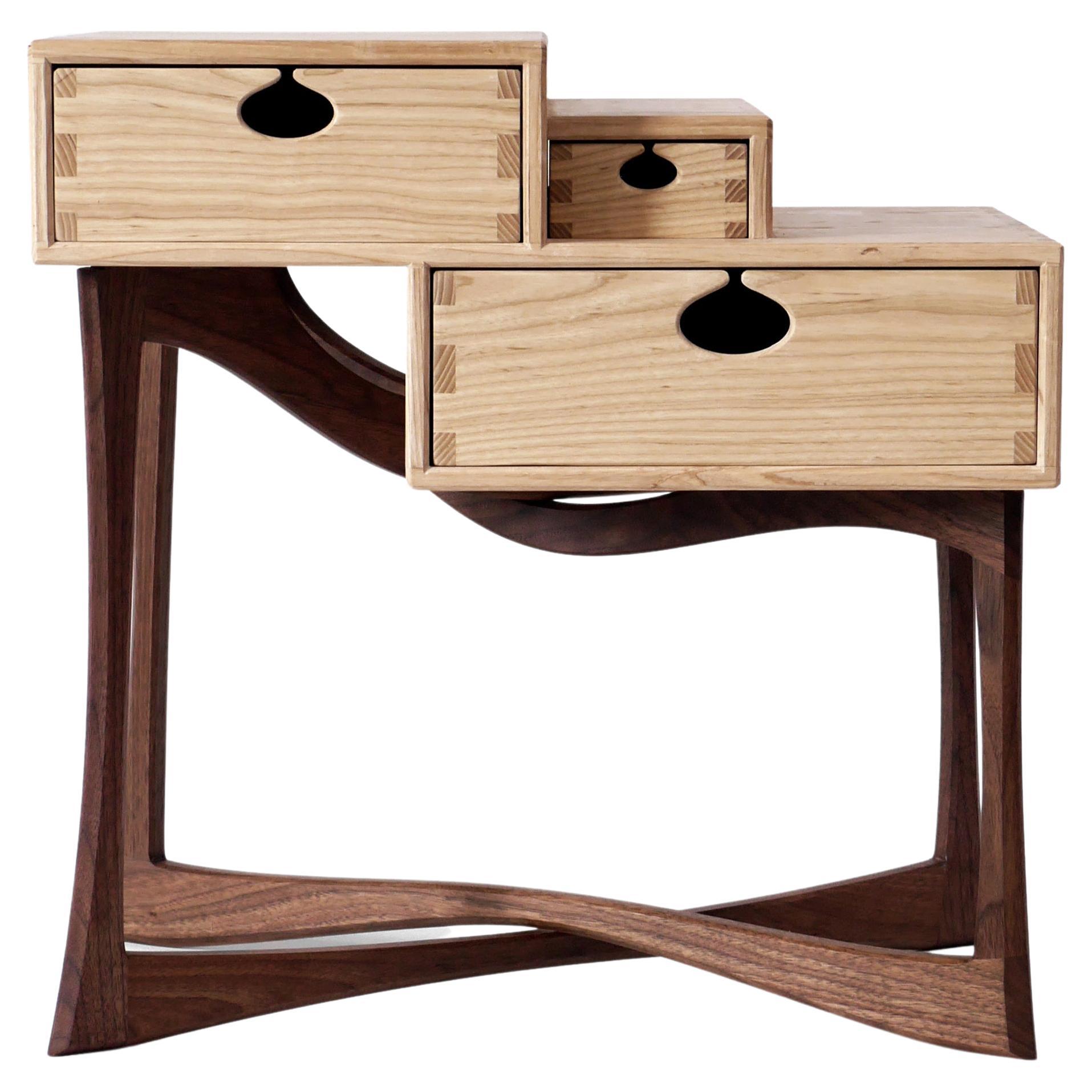 Coriolis Beistelltisch aus Nussbaum und Esche, moderner Nachttisch mit drei Schubladen