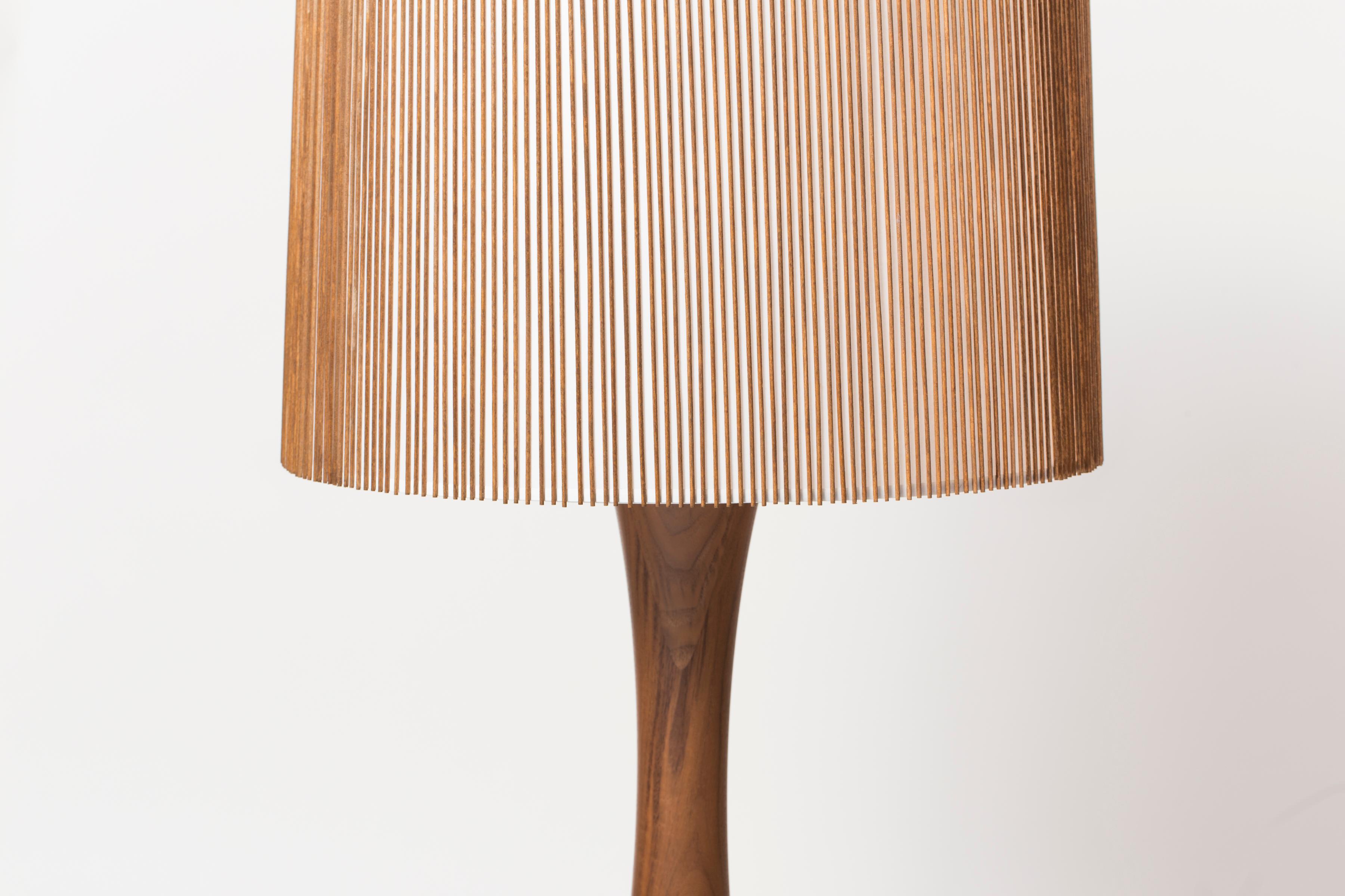La lampe à poser Hourglass fait partie de la Collection Smilow Lighting rééditée, conçue à l'origine par Mel Smilow en 1956 et officiellement réintroduite par sa fille Judy Smilow en 2017. Les pièces sculpturales et inspirées de la nature de cette