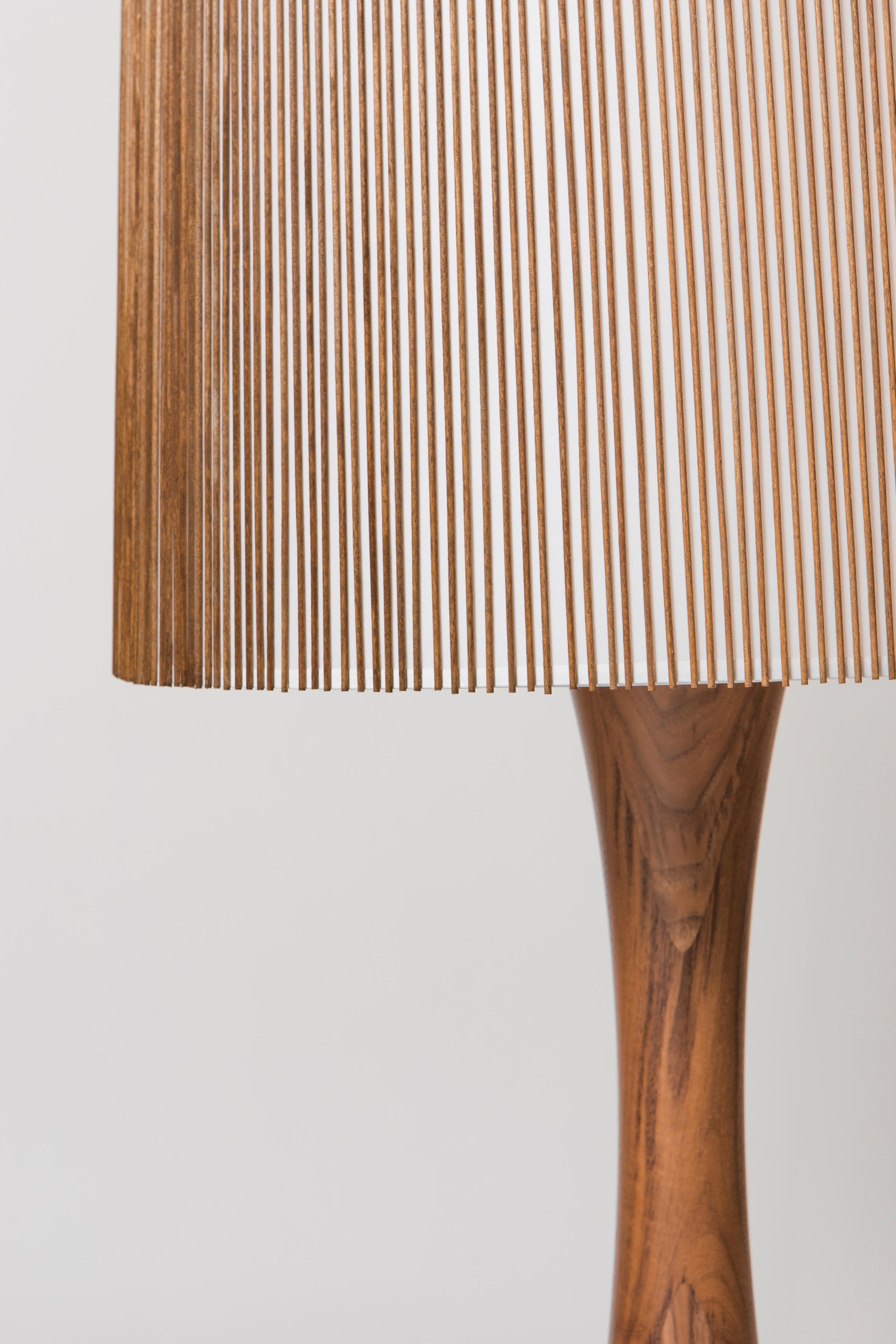 Mid-Century Modern Lampe de table sablier en noyer et bouleau par Mel Smilow en vente
