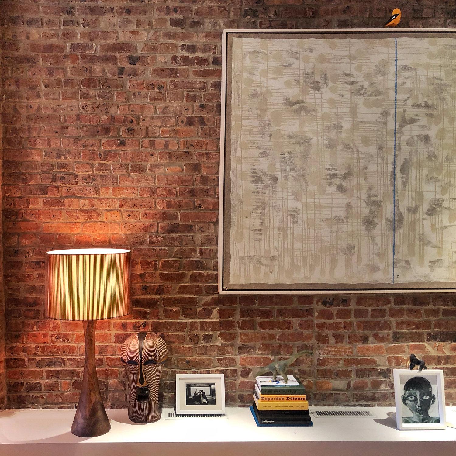 Sanduhr-Tischlampe aus Nussbaum und Birke von Mel Smilow im Zustand „Neu“ im Angebot in New York, NY
