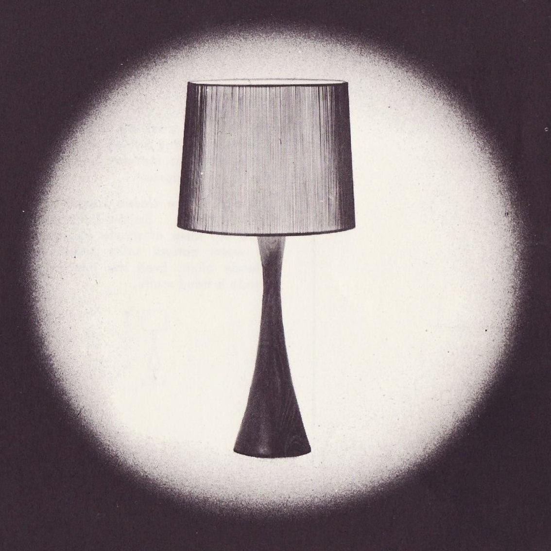 XXIe siècle et contemporain Lampe de table sablier en noyer et bouleau par Mel Smilow en vente