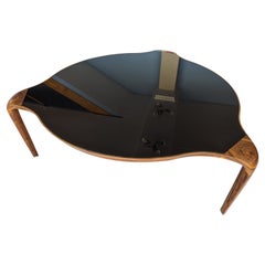 Table ronde ErasmoTable en noyer et verre noir de fabrication italienne, par Giorgetti