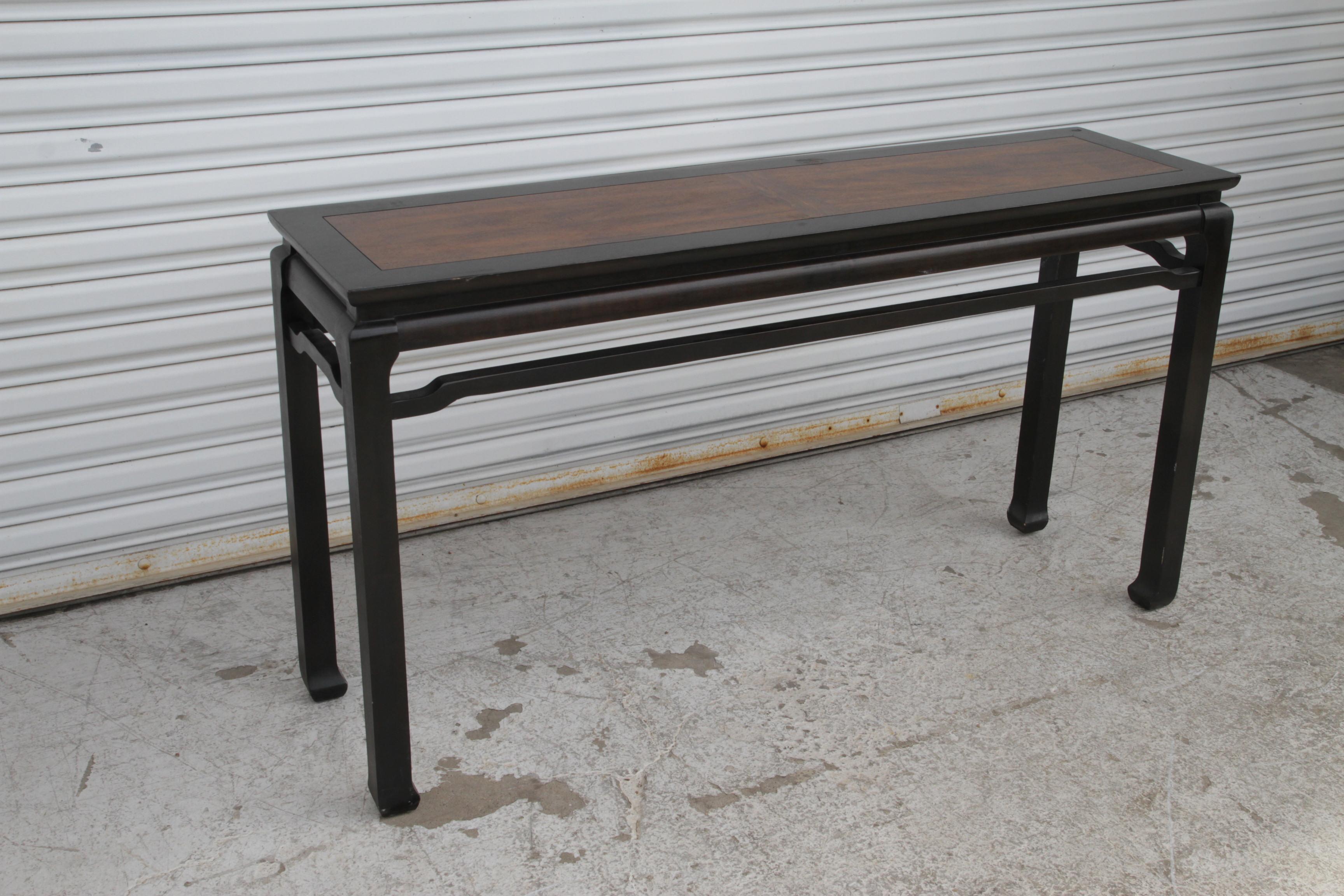 Walnut and Black Lacquer Chin Hua Console Table with Ming Style Legs In Good Condition For Sale In Pasadena, TX