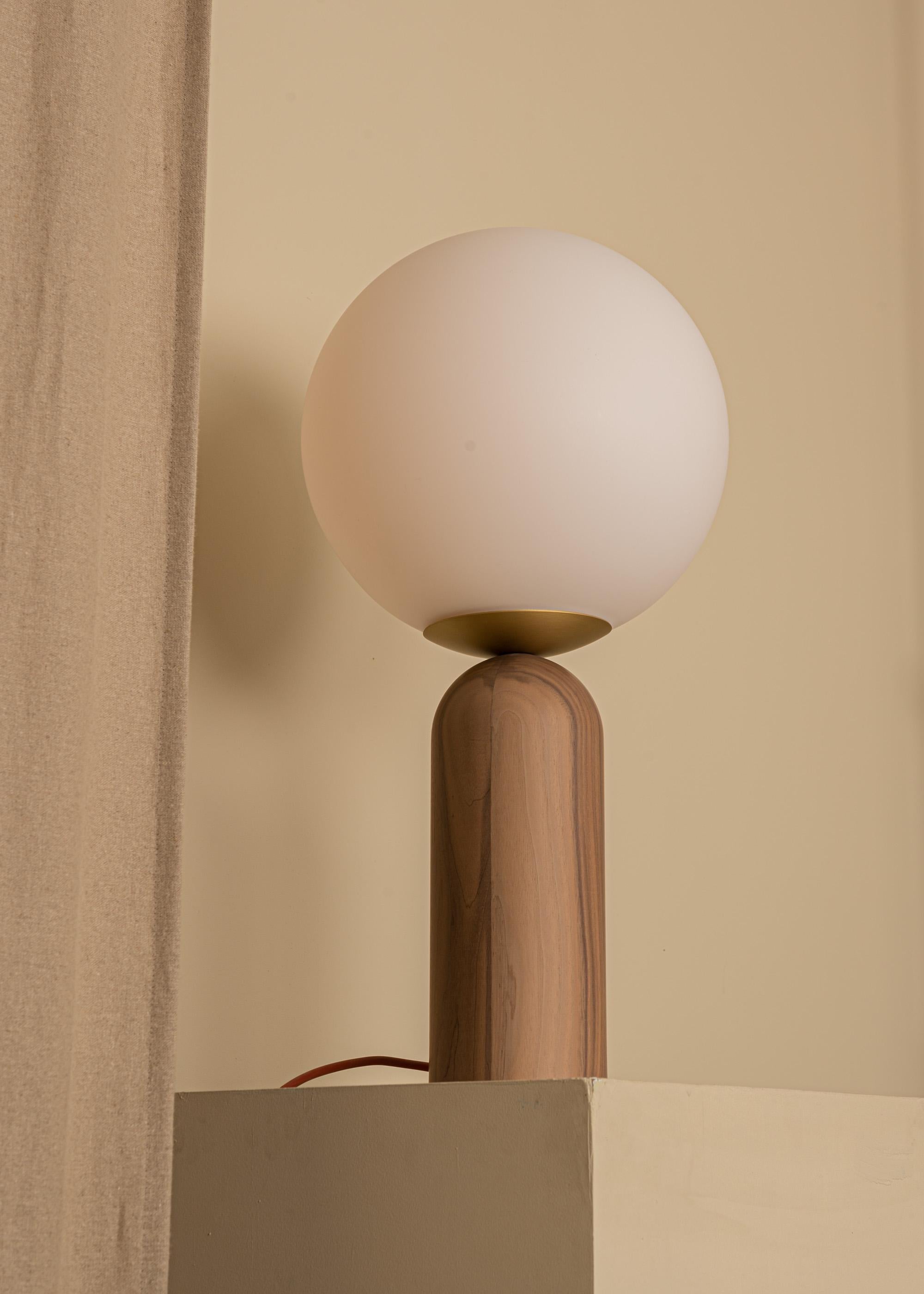 Lámpara de mesa Atlas de nogal y latón de Simone & Marcel Posmoderno en venta