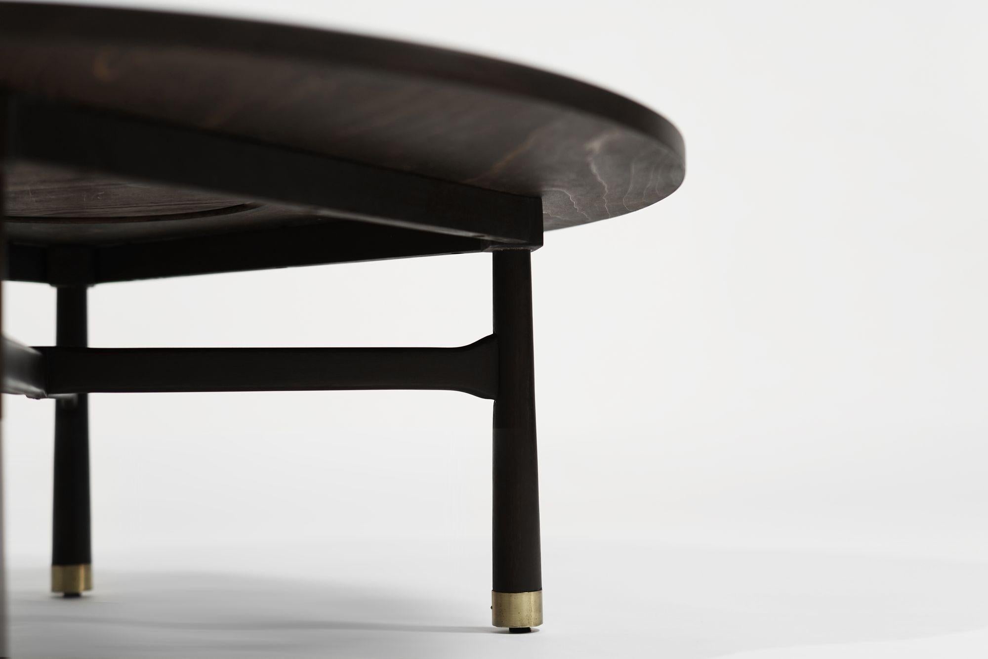 Table basse en noyer et laiton par Harvey Probber, C. 1950s en vente 3