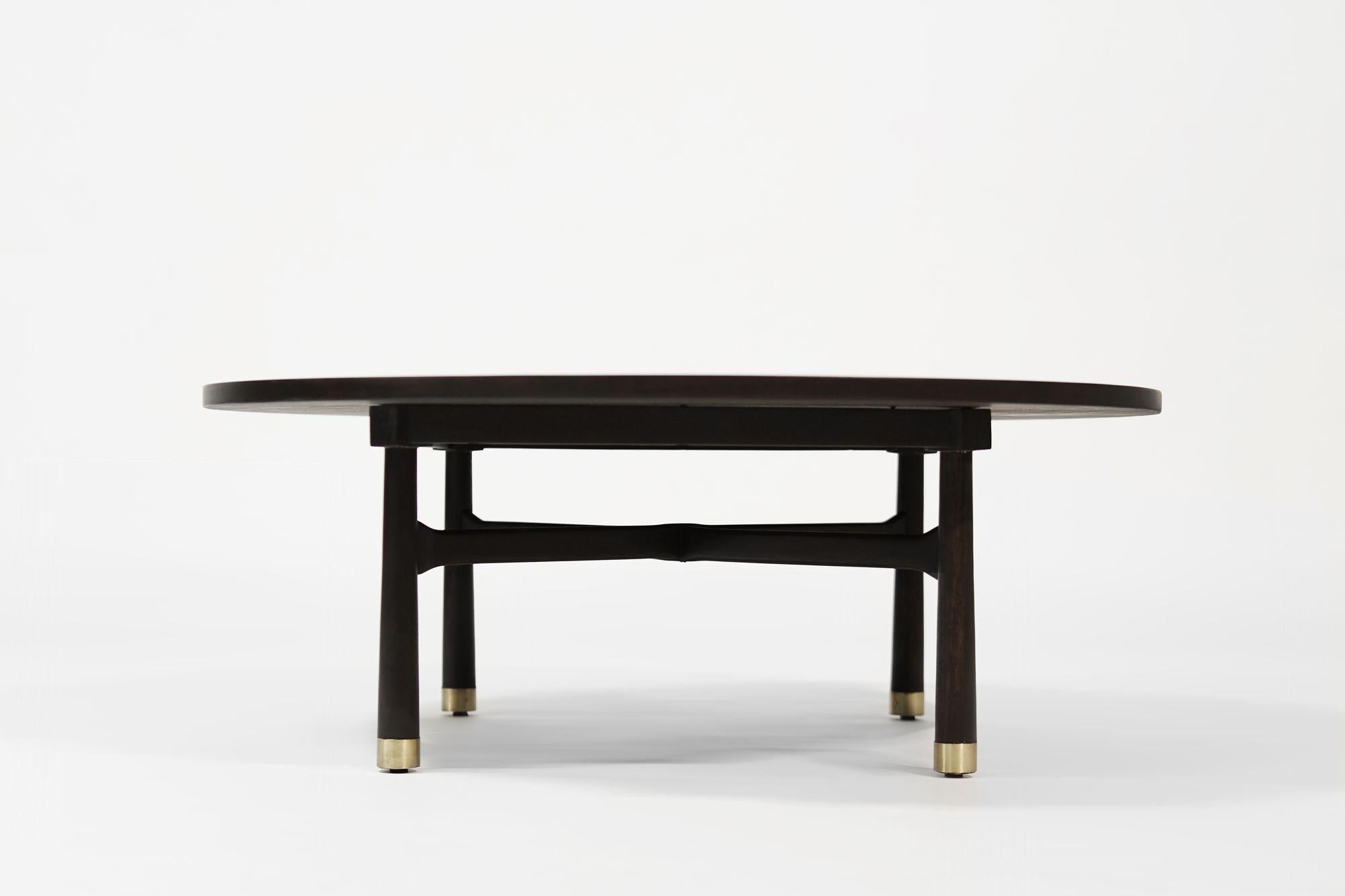 Élevez votre espace avec notre table basse vintage restaurée en noyer et laiton par Harvey Probber, vers les années 1950. Méticuleusement rénové par Stamford Modern, il arbore un charme mid-century avec des sabots en laiton et un insert circulaire