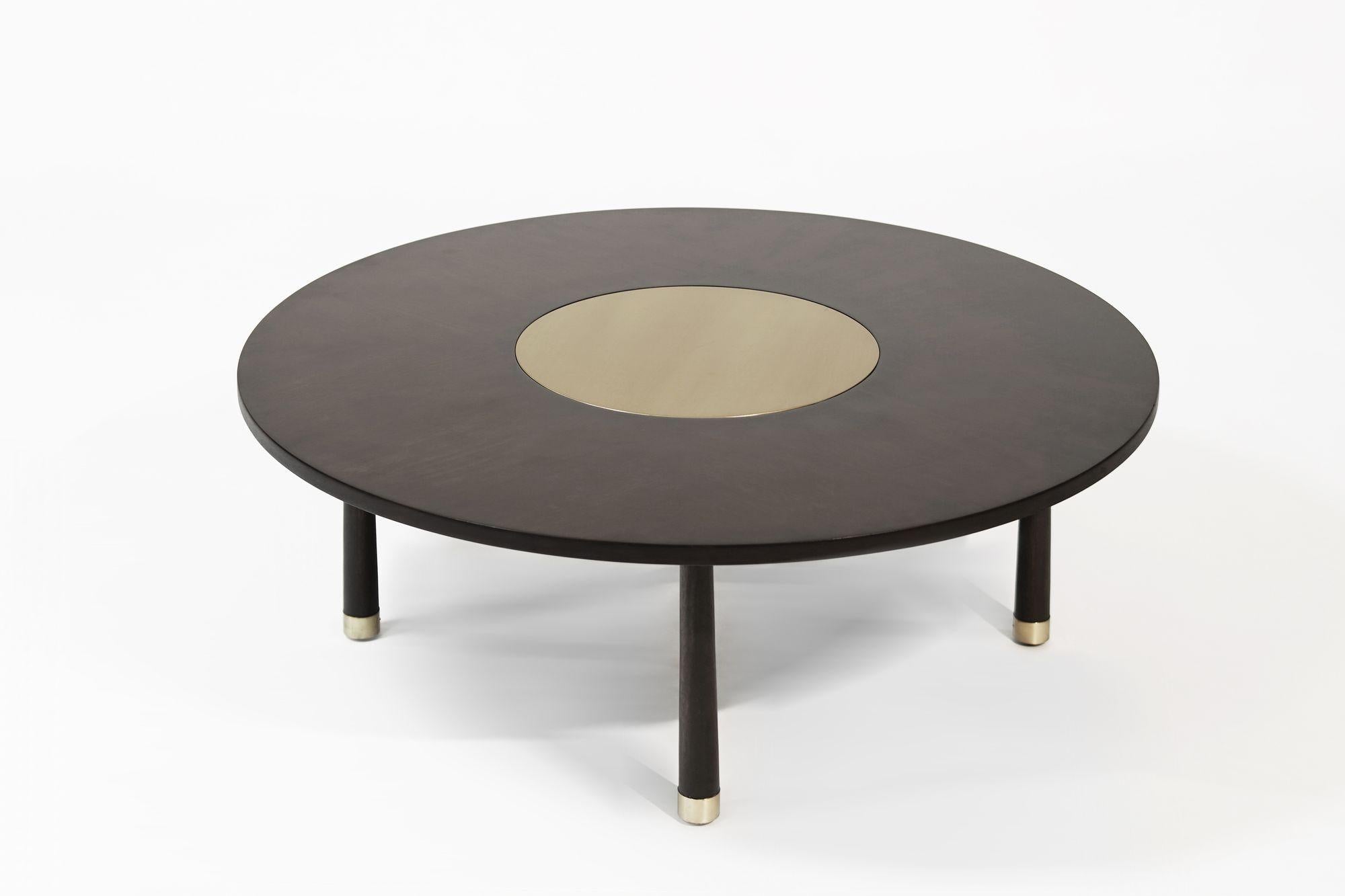 20ième siècle Table basse en noyer et laiton par Harvey Probber, C. 1950s en vente