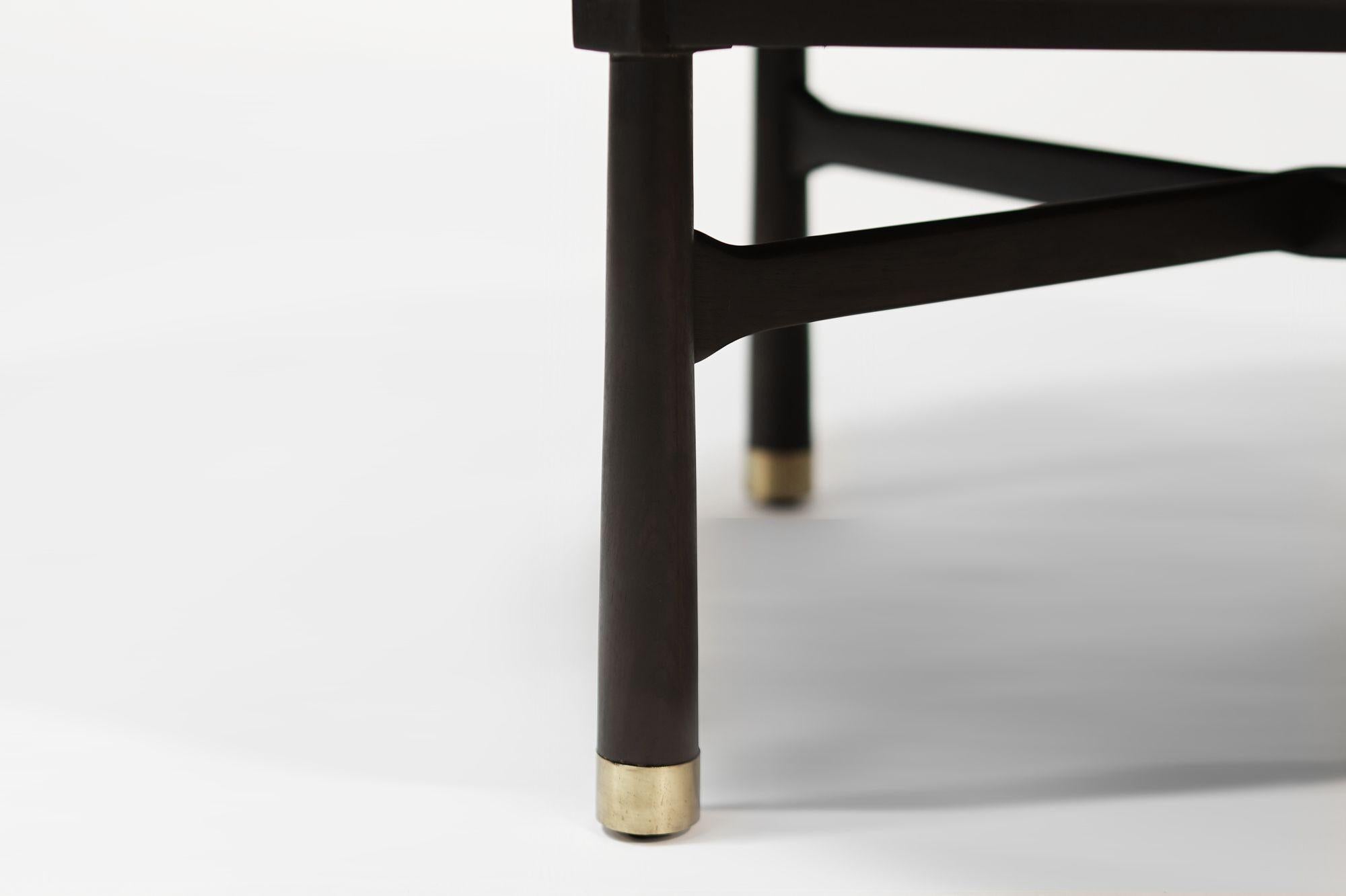 Table basse en noyer et laiton par Harvey Probber, C. 1950s en vente 1