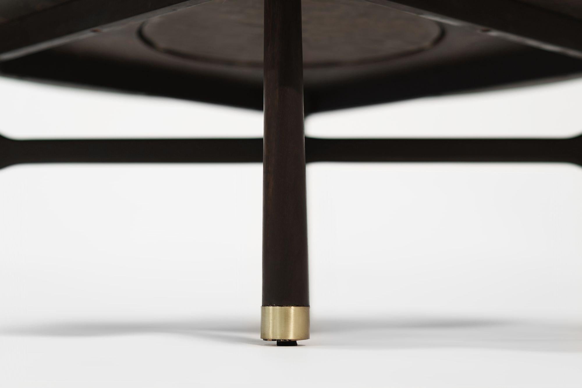 Table basse en noyer et laiton par Harvey Probber, C. 1950s en vente 2