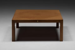 Mesa baja de nogal y latón de Pierre Balmain, Francia, años 80