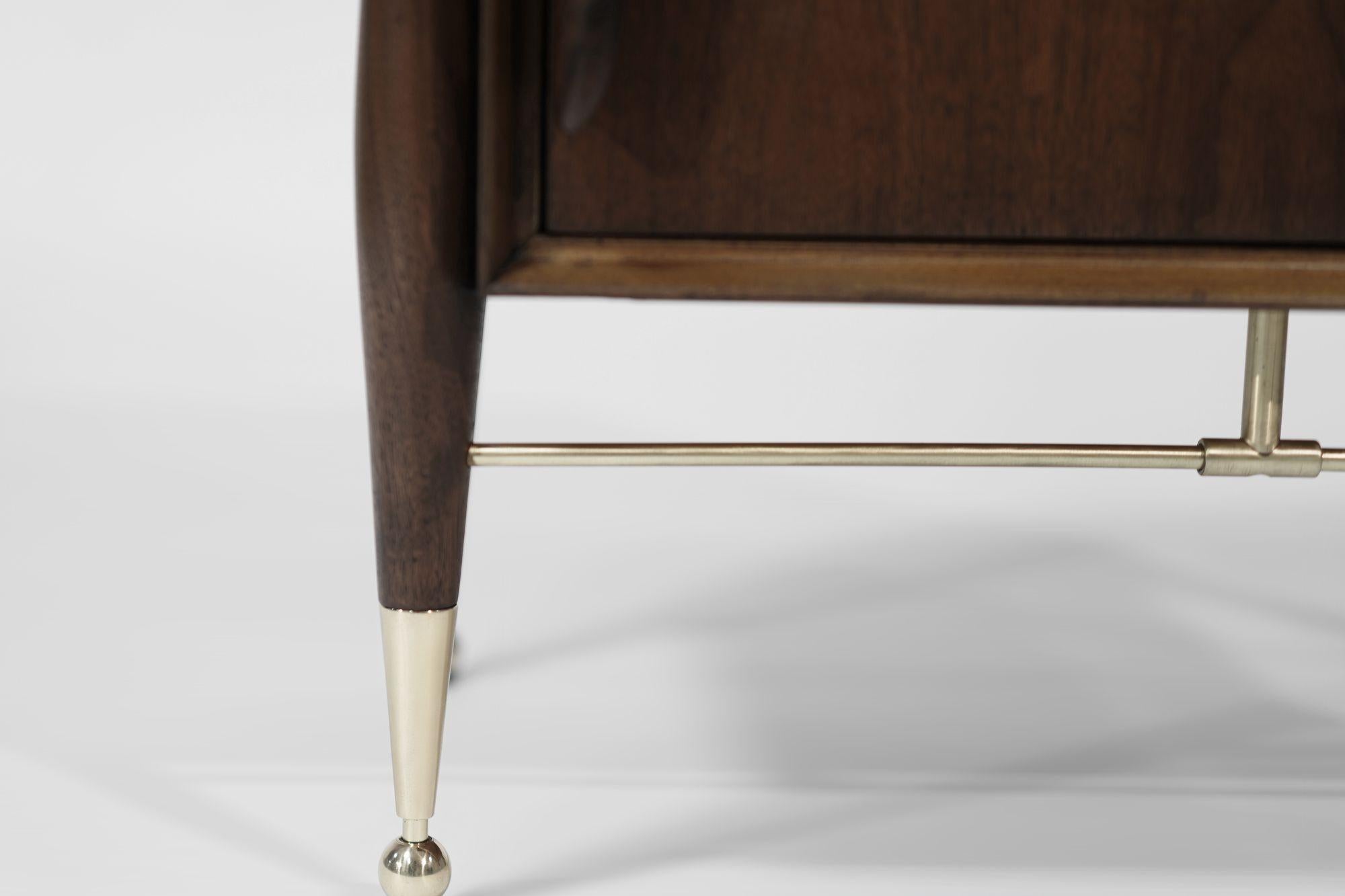 Table d'appoint en noyer et laiton par Kent I.C., C. 1950s en vente 3