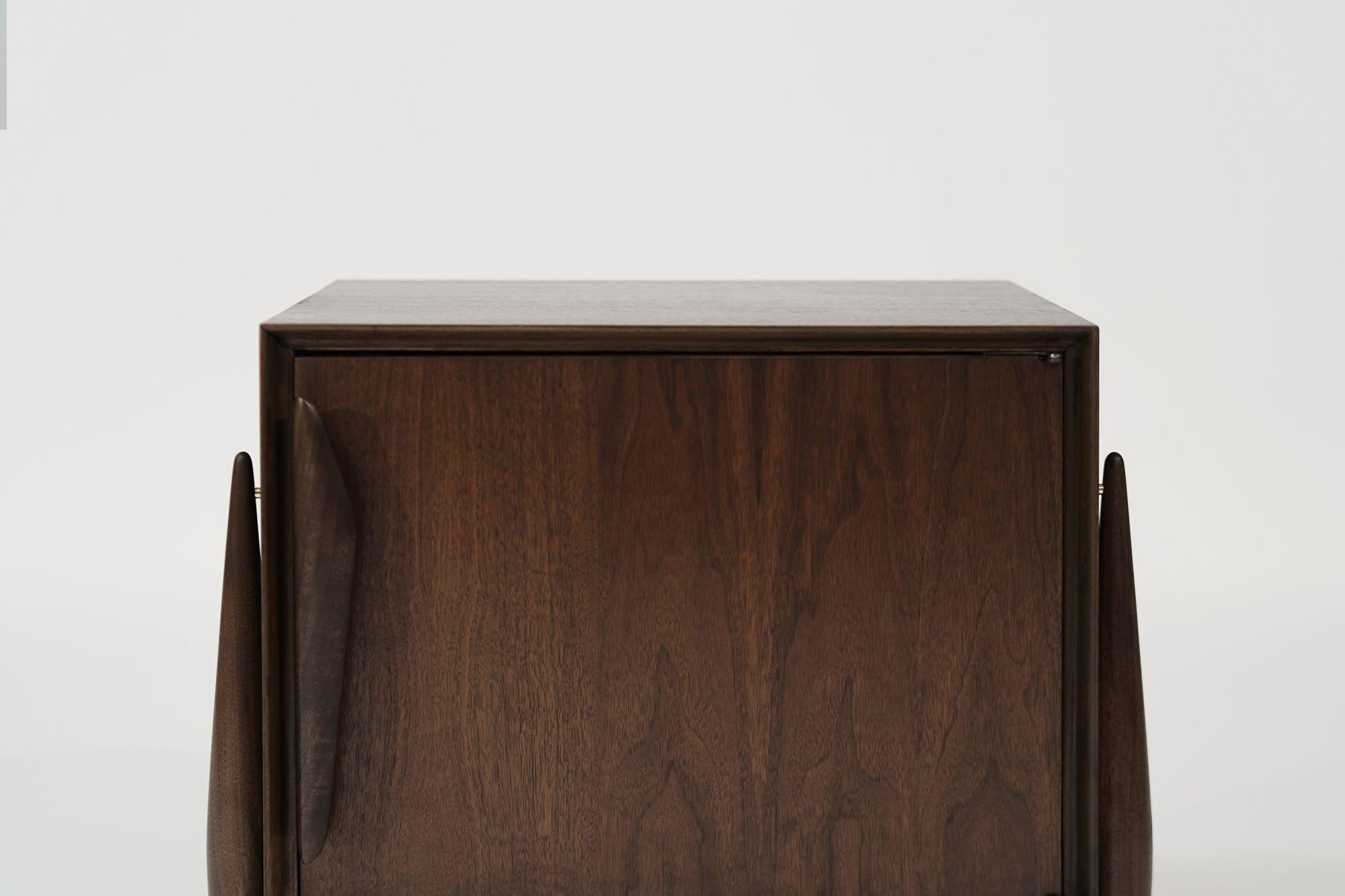 Table d'appoint en noyer et laiton par Kent I.C., C. 1950s en vente 4