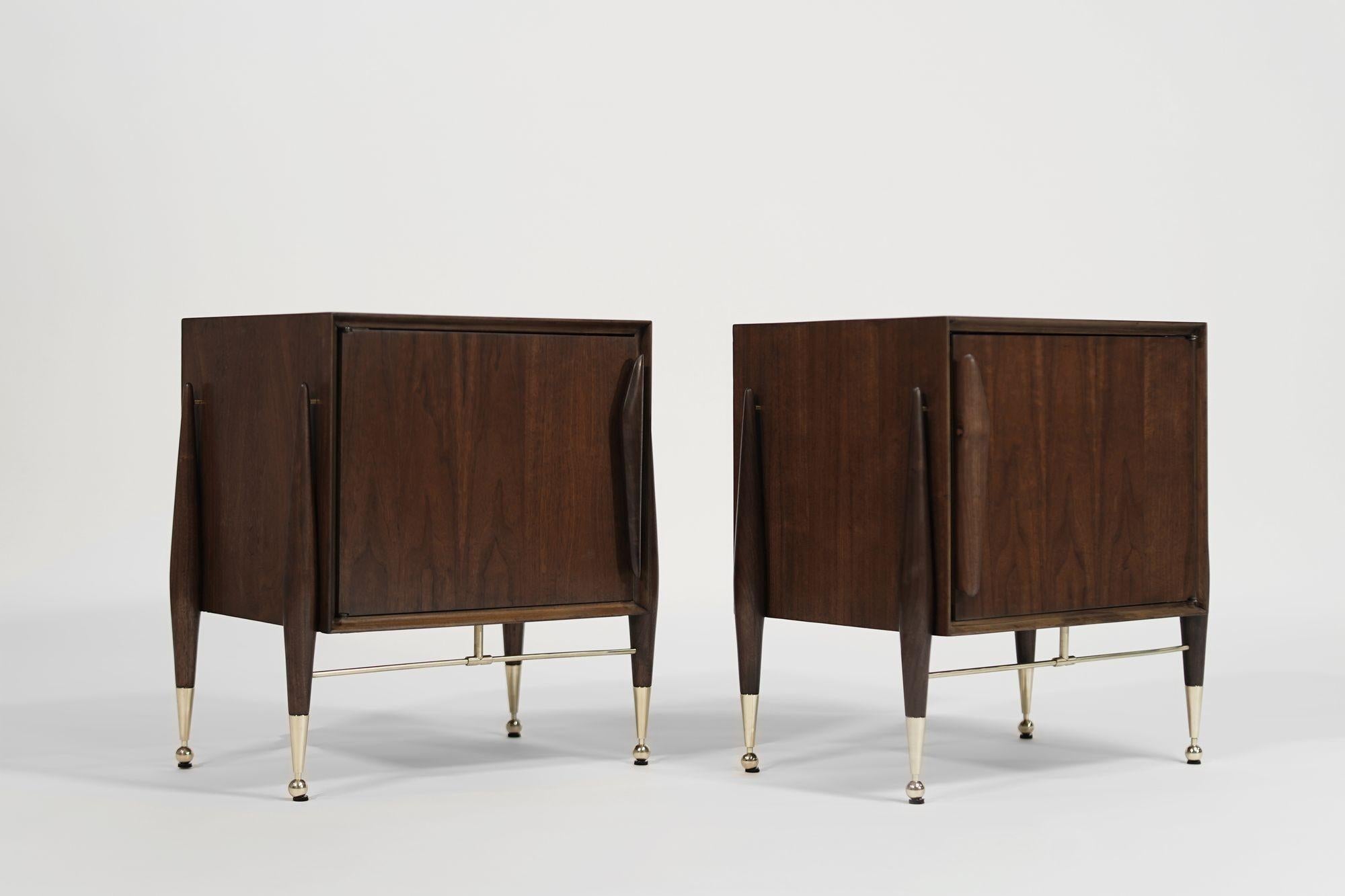Mid-Century Modern Table d'appoint en noyer et laiton par Kent I.C., C. 1950s en vente