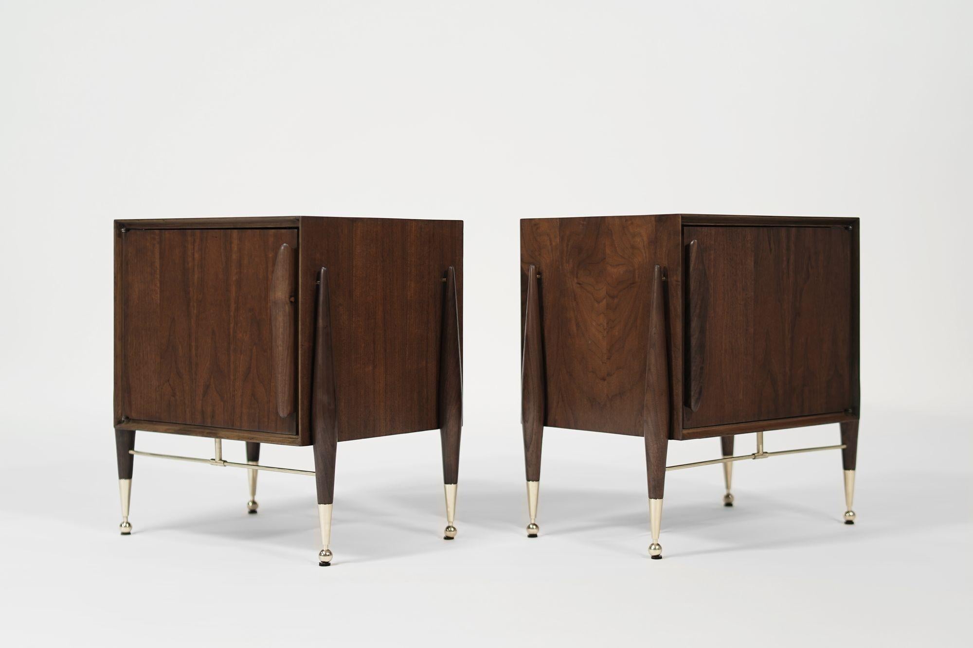 Américain Table d'appoint en noyer et laiton par Kent I.C., C. 1950s en vente