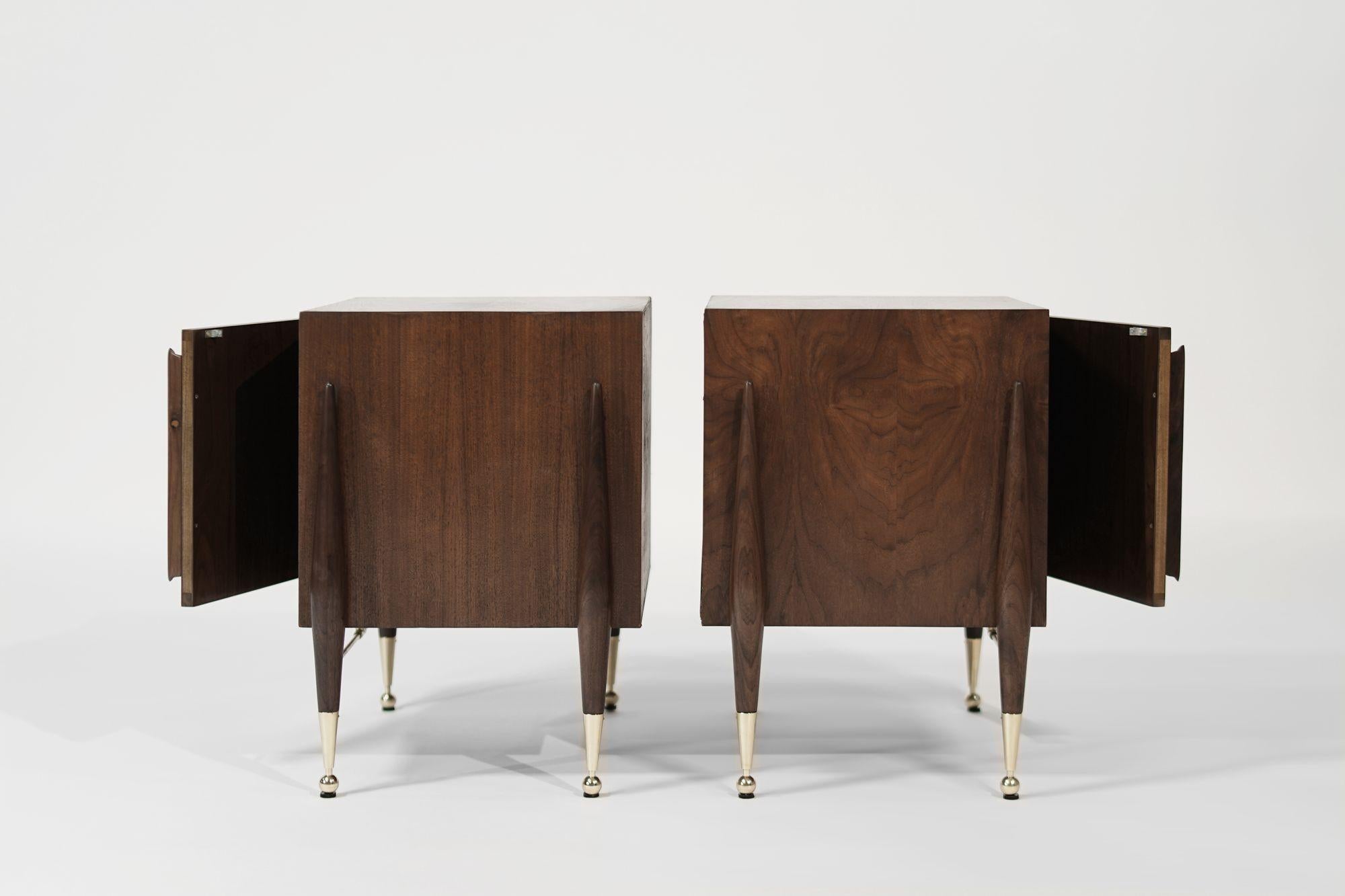 Table d'appoint en noyer et laiton par Kent I.C., C. 1950s Excellent état - En vente à Westport, CT