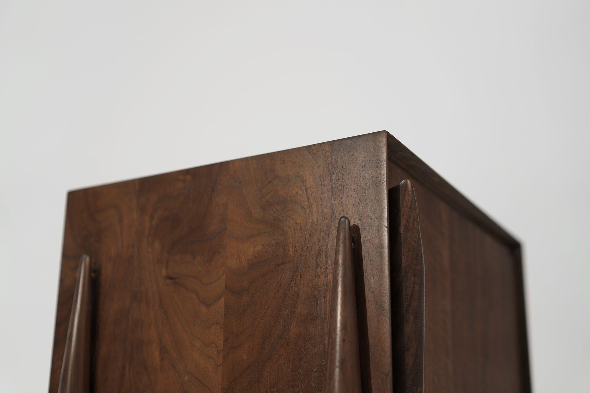 Laiton Table d'appoint en noyer et laiton par Kent I.C., C. 1950s en vente