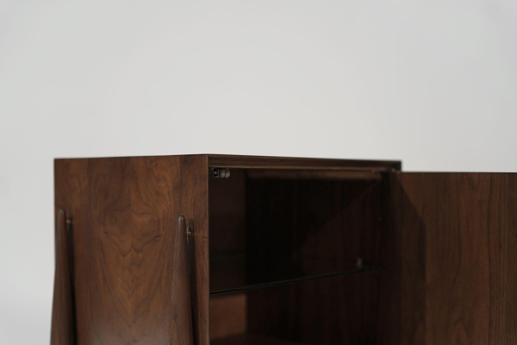 Table d'appoint en noyer et laiton par Kent I.C., C. 1950s en vente 1