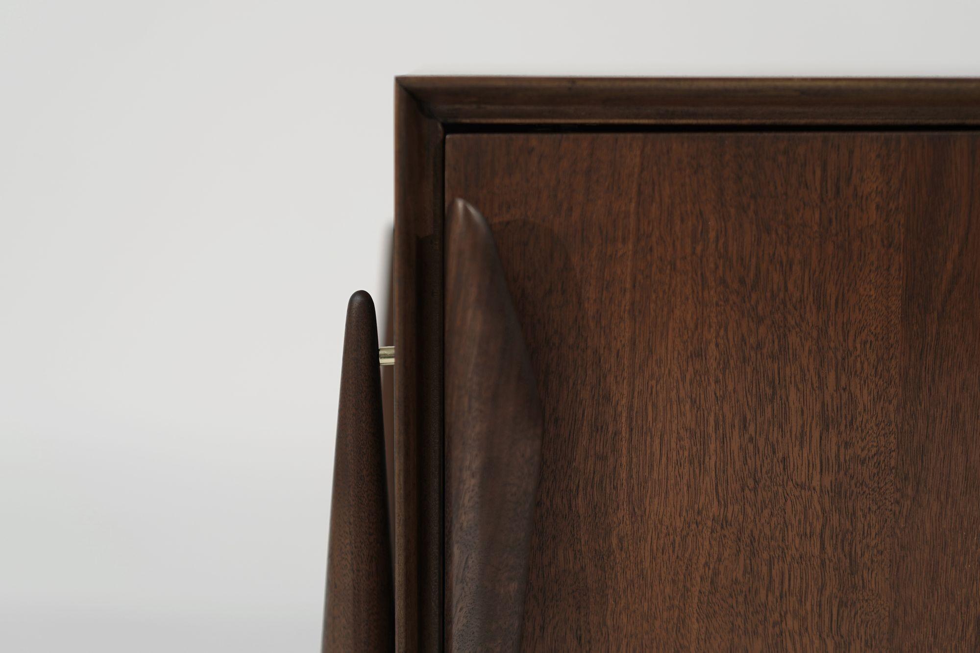 Table d'appoint en noyer et laiton par Kent I.C., C. 1950s en vente 2
