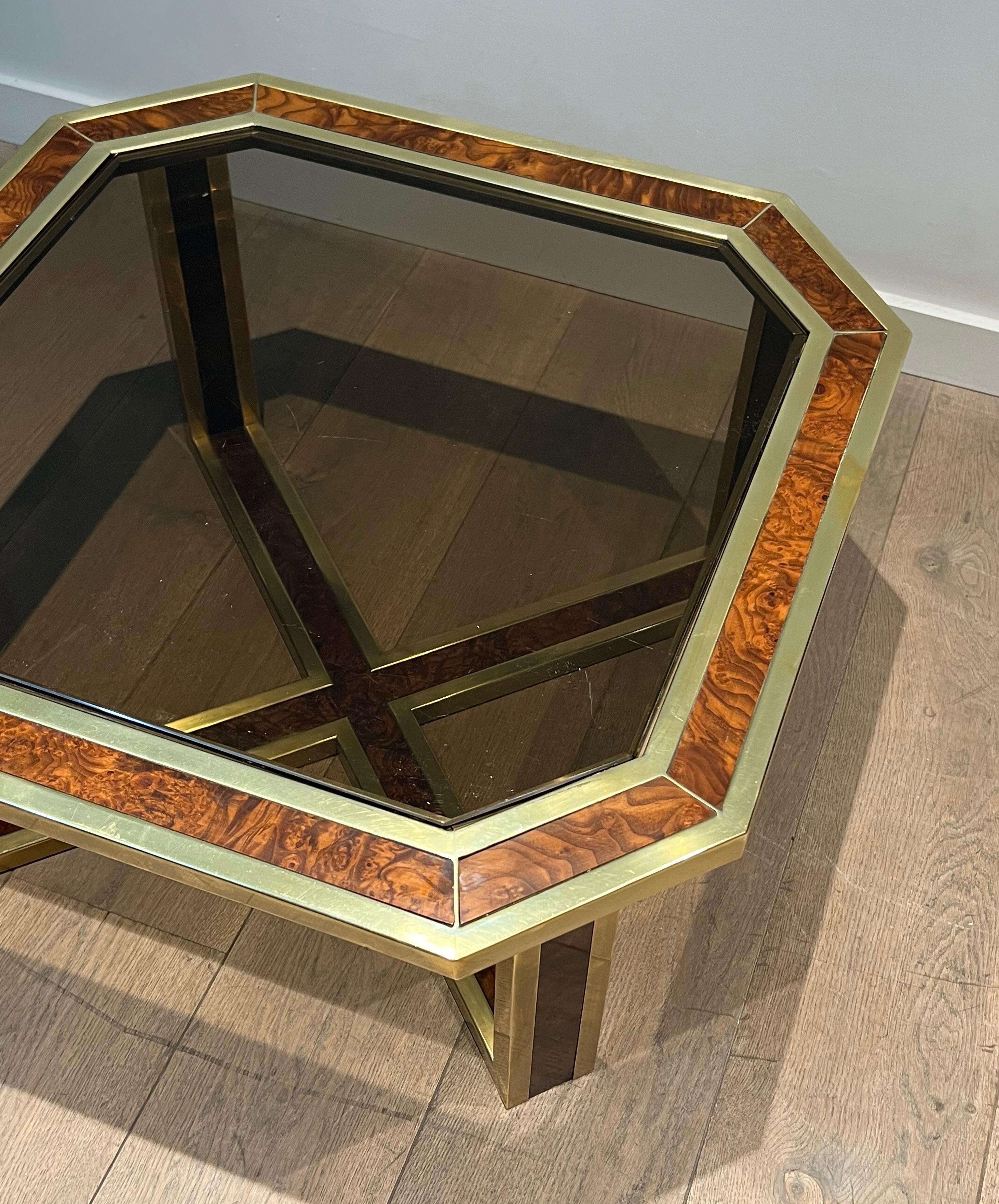 Tavolino ottagonale in noce e ottone. Lavoro francese. Circa 1970 in vendita 7