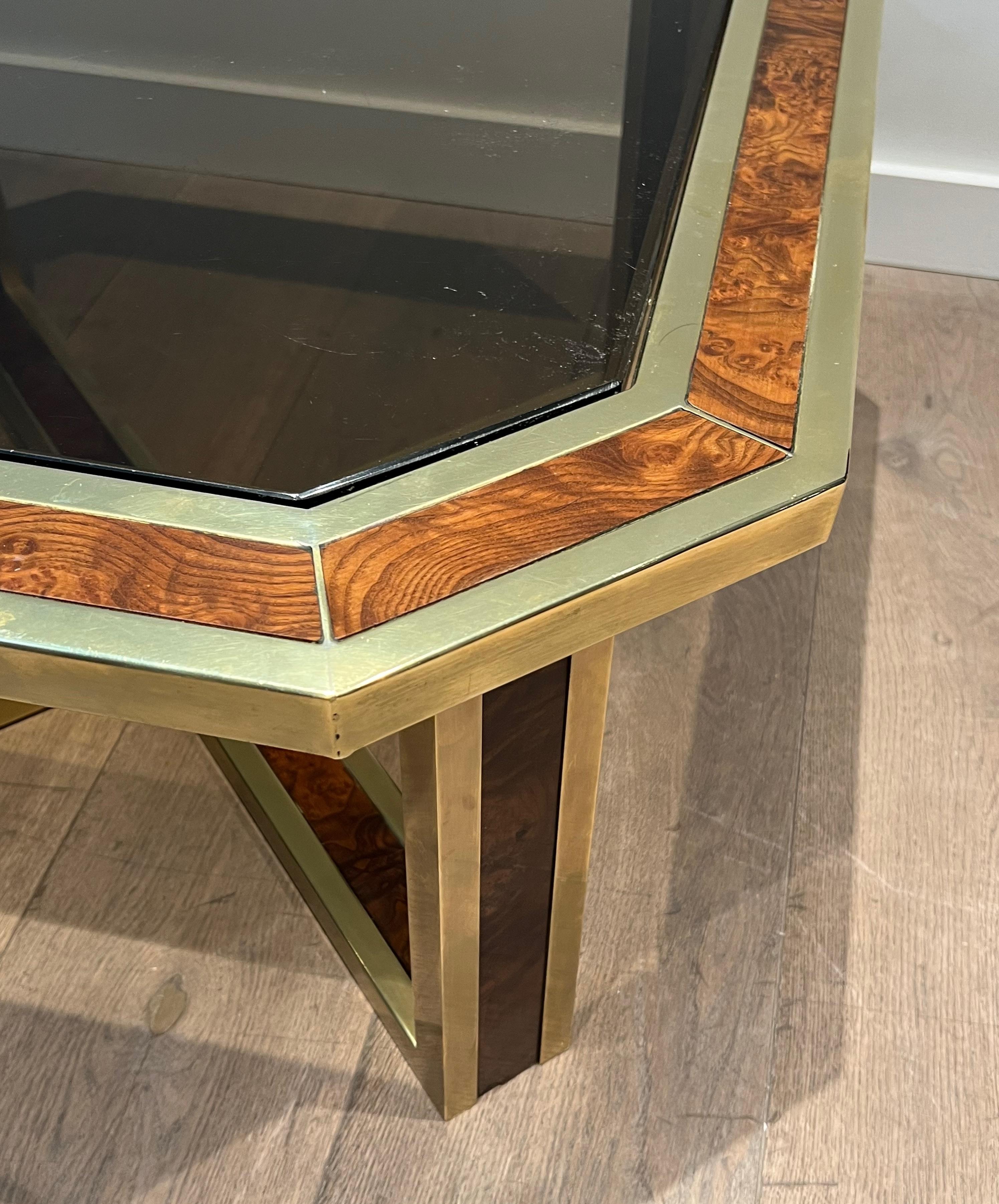 Tavolino ottagonale in noce e ottone. Lavoro francese. Circa 1970 in vendita 8
