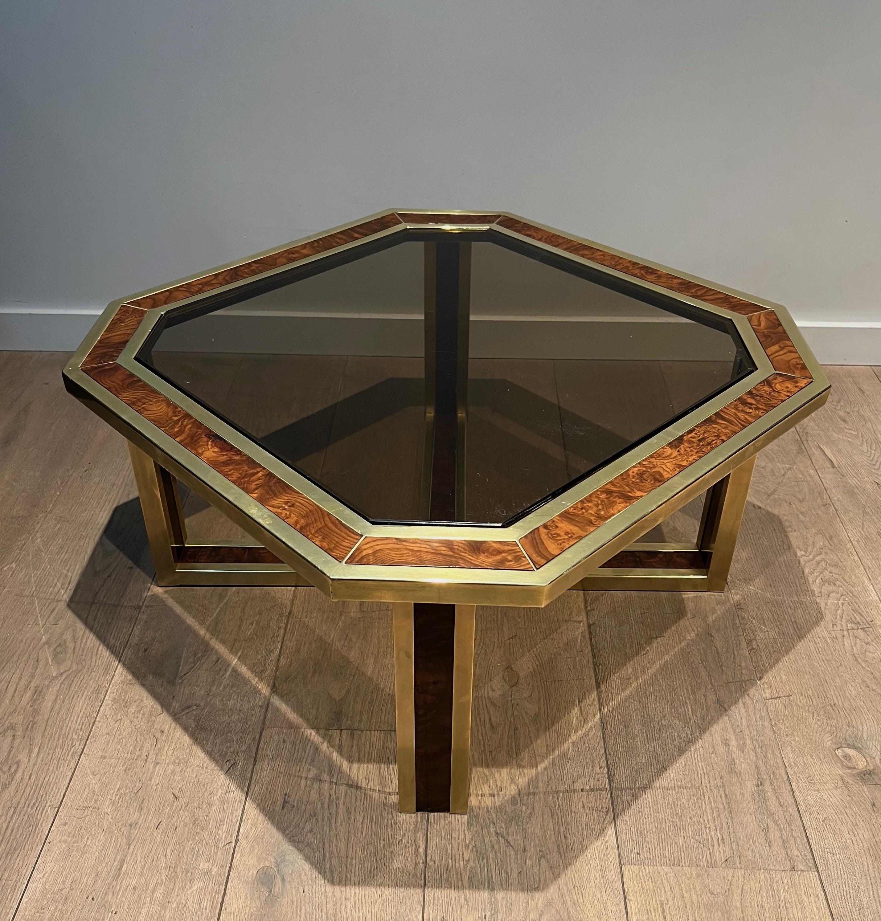 Tavolino ottagonale in noce e ottone. Lavoro francese. Circa 1970 in vendita 11