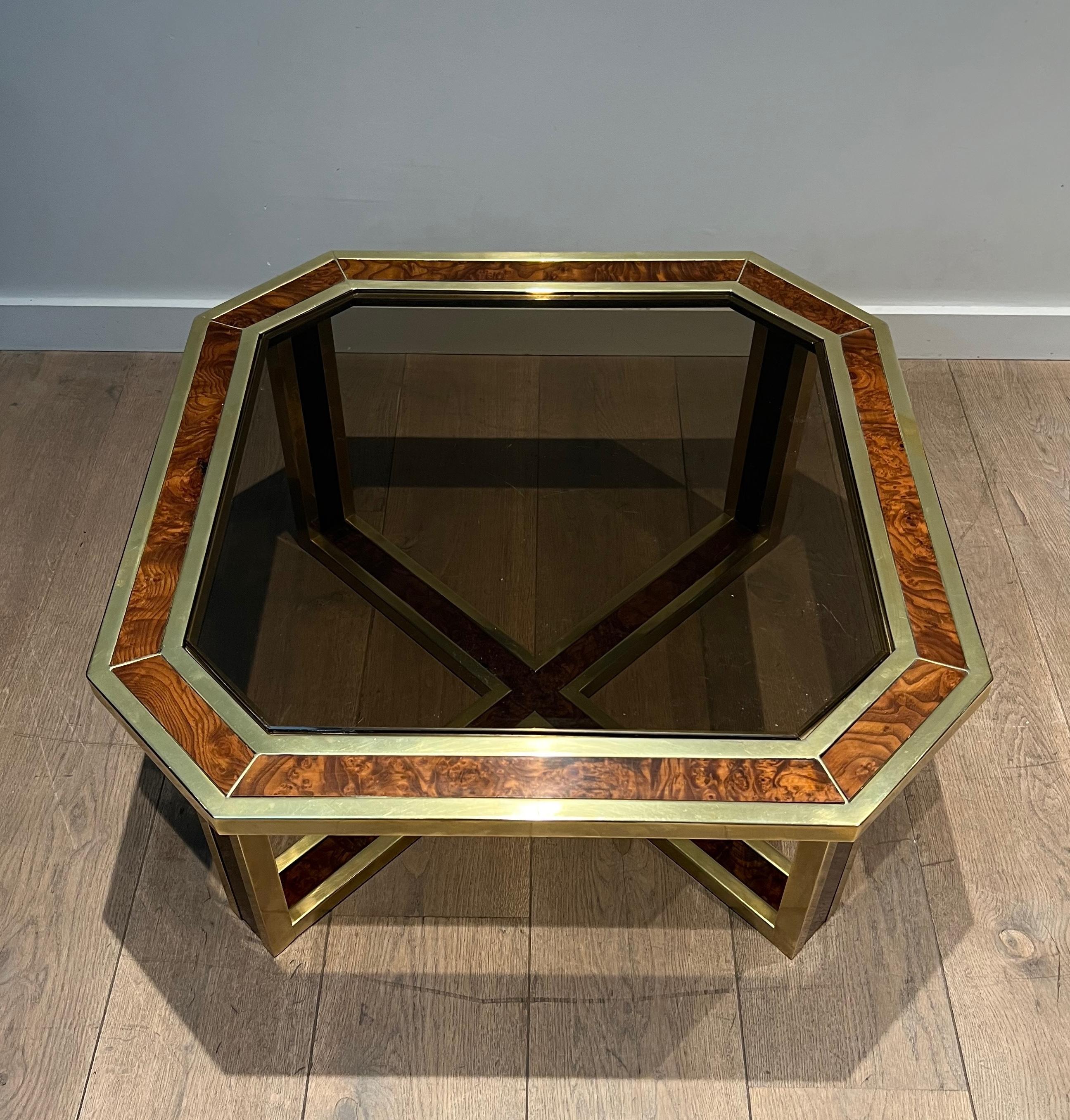 Tavolino ottagonale in noce e ottone. Lavoro francese. Circa 1970 in vendita 12