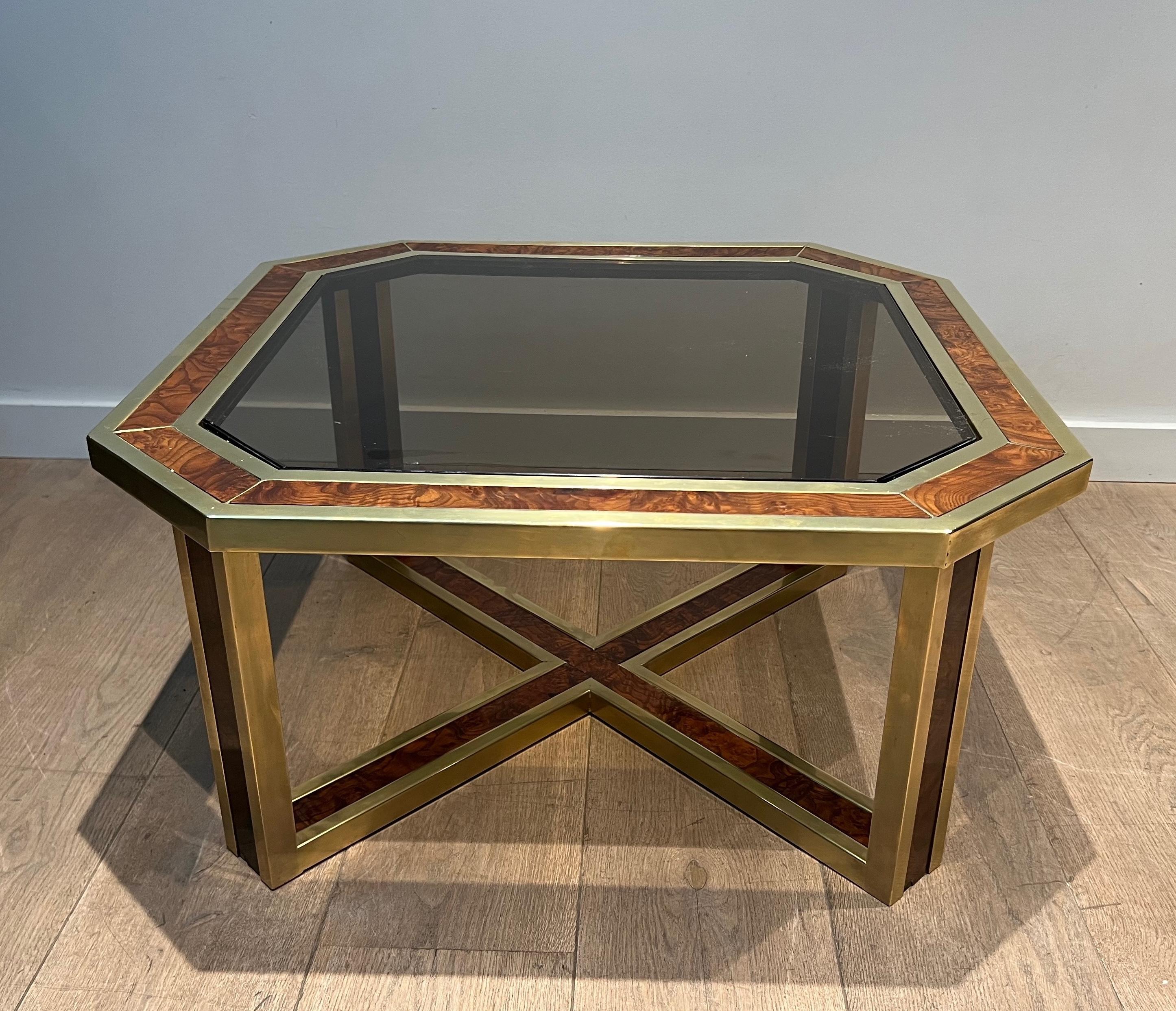 Questo tavolino ottagonale molto bello è realizzato in radica di noce e ottone. Questa è un'opera francese. Circa 1970