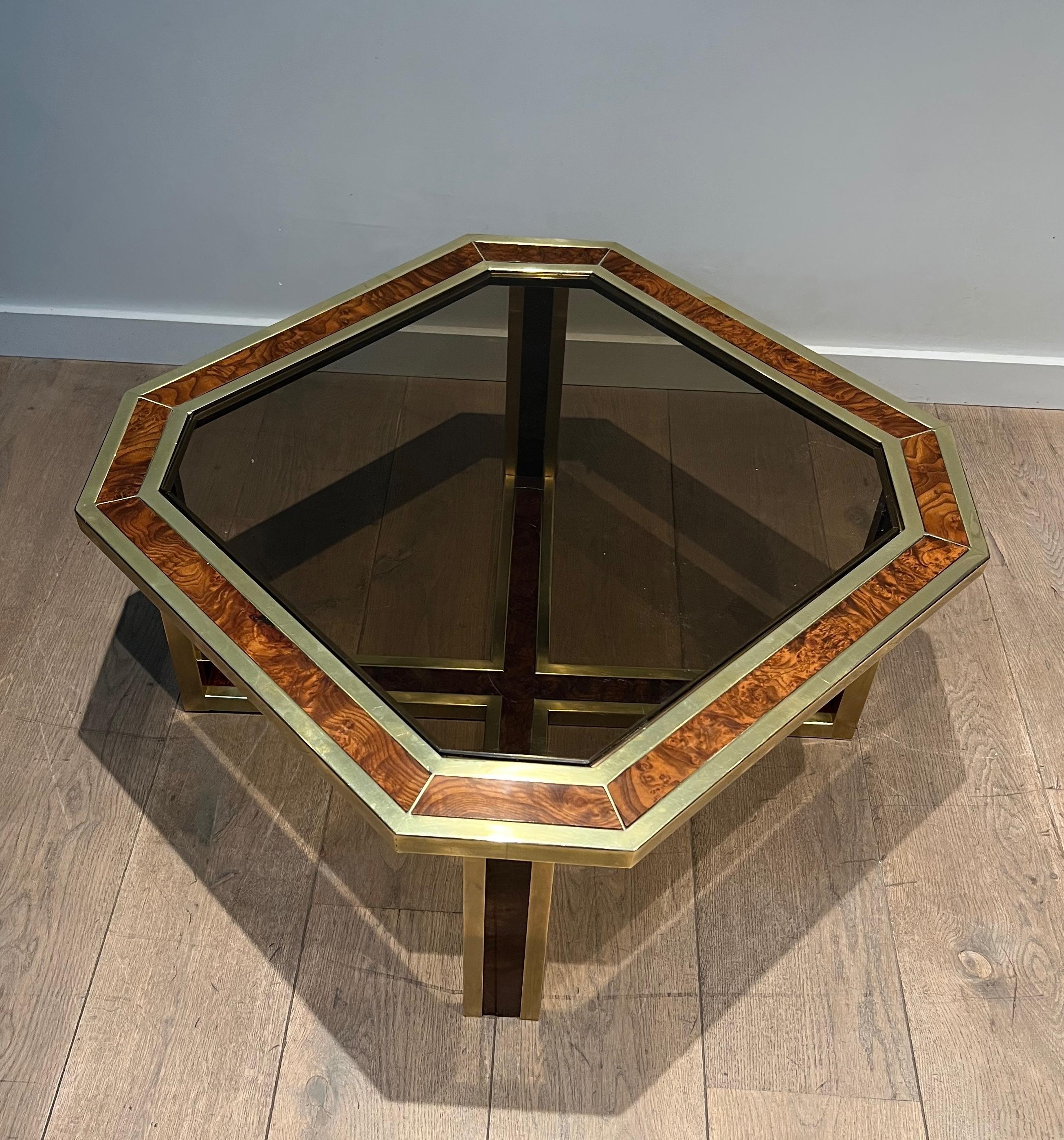 Tavolino ottagonale in noce e ottone. Lavoro francese. Circa 1970 in vendita 13