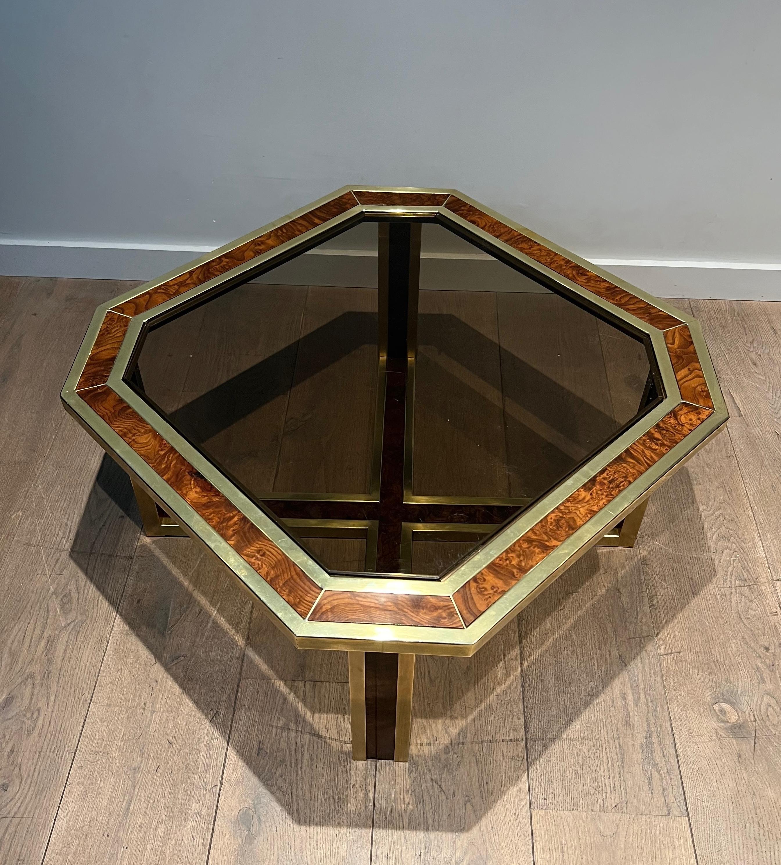 Fine XX secolo Tavolino ottagonale in noce e ottone. Lavoro francese. Circa 1970 in vendita