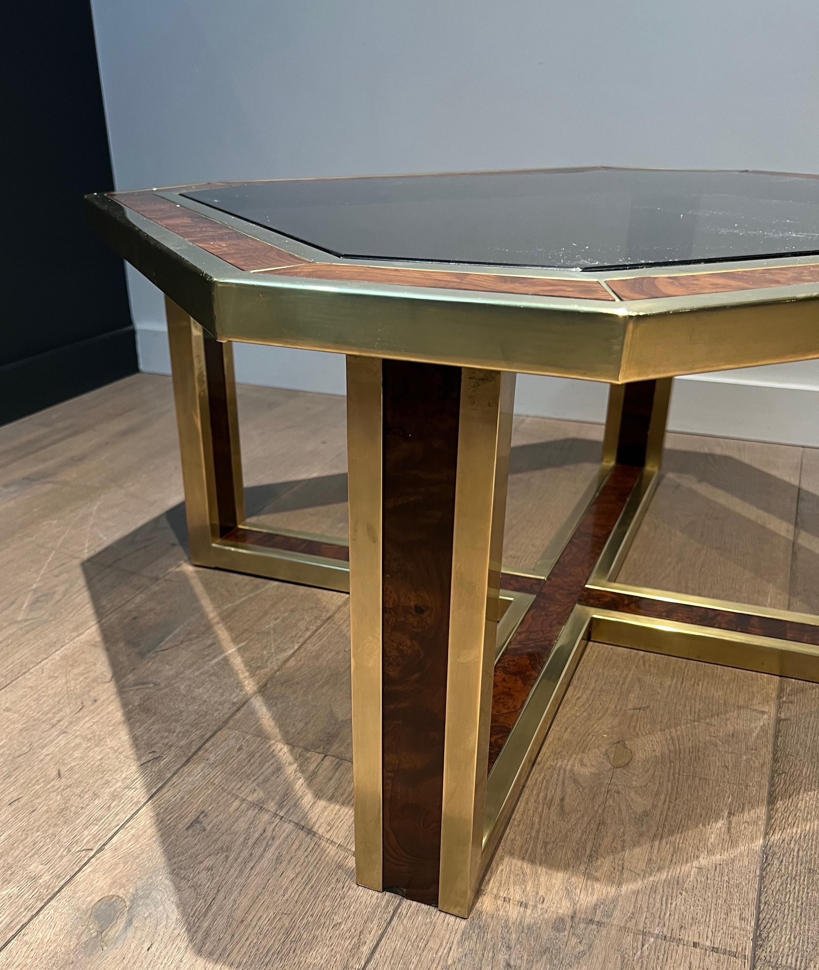 Tavolino ottagonale in noce e ottone. Lavoro francese. Circa 1970 in vendita 1