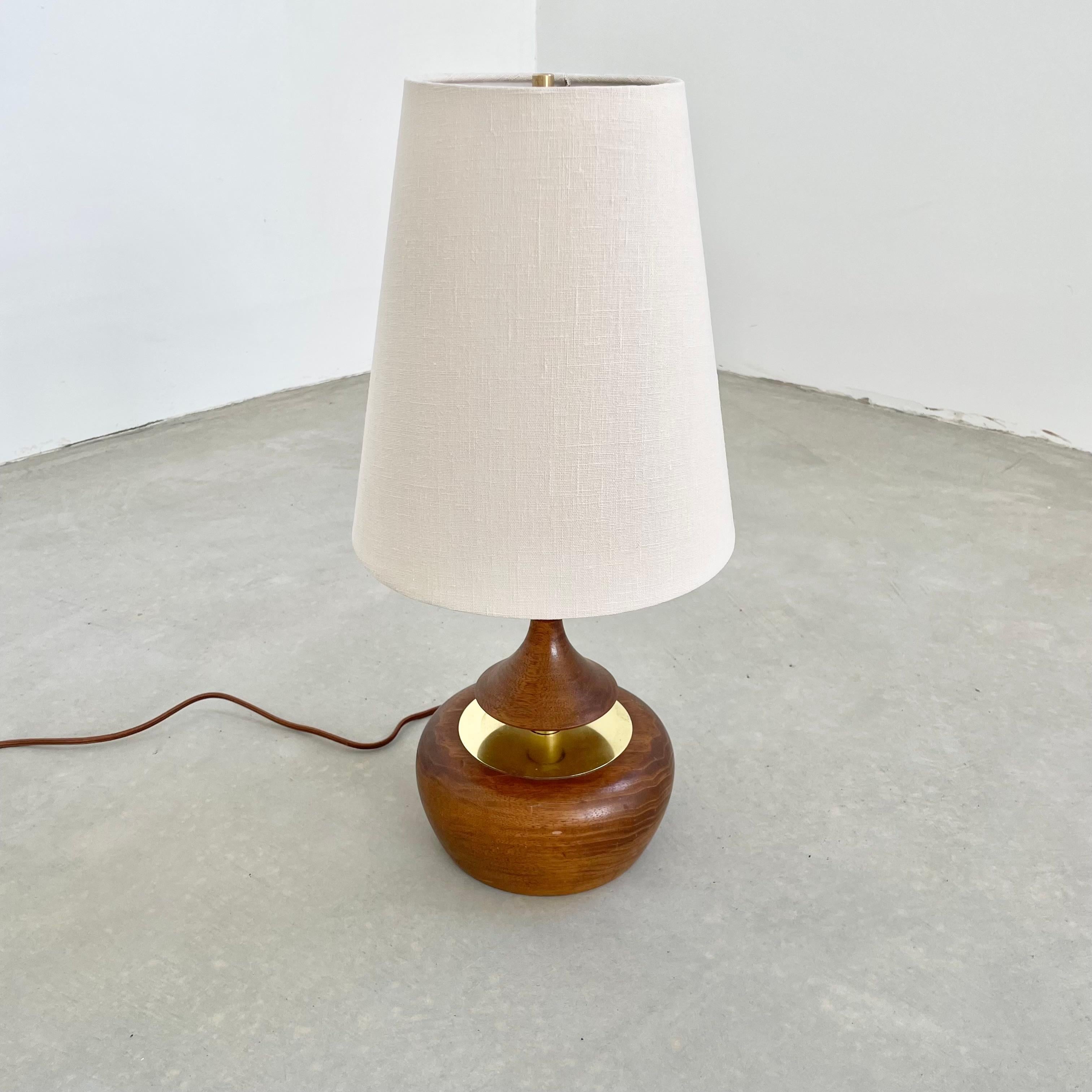 Walnut and Brass Push Table Lamp by Modeline of California In Good Condition For Sale In Los Angeles, CA