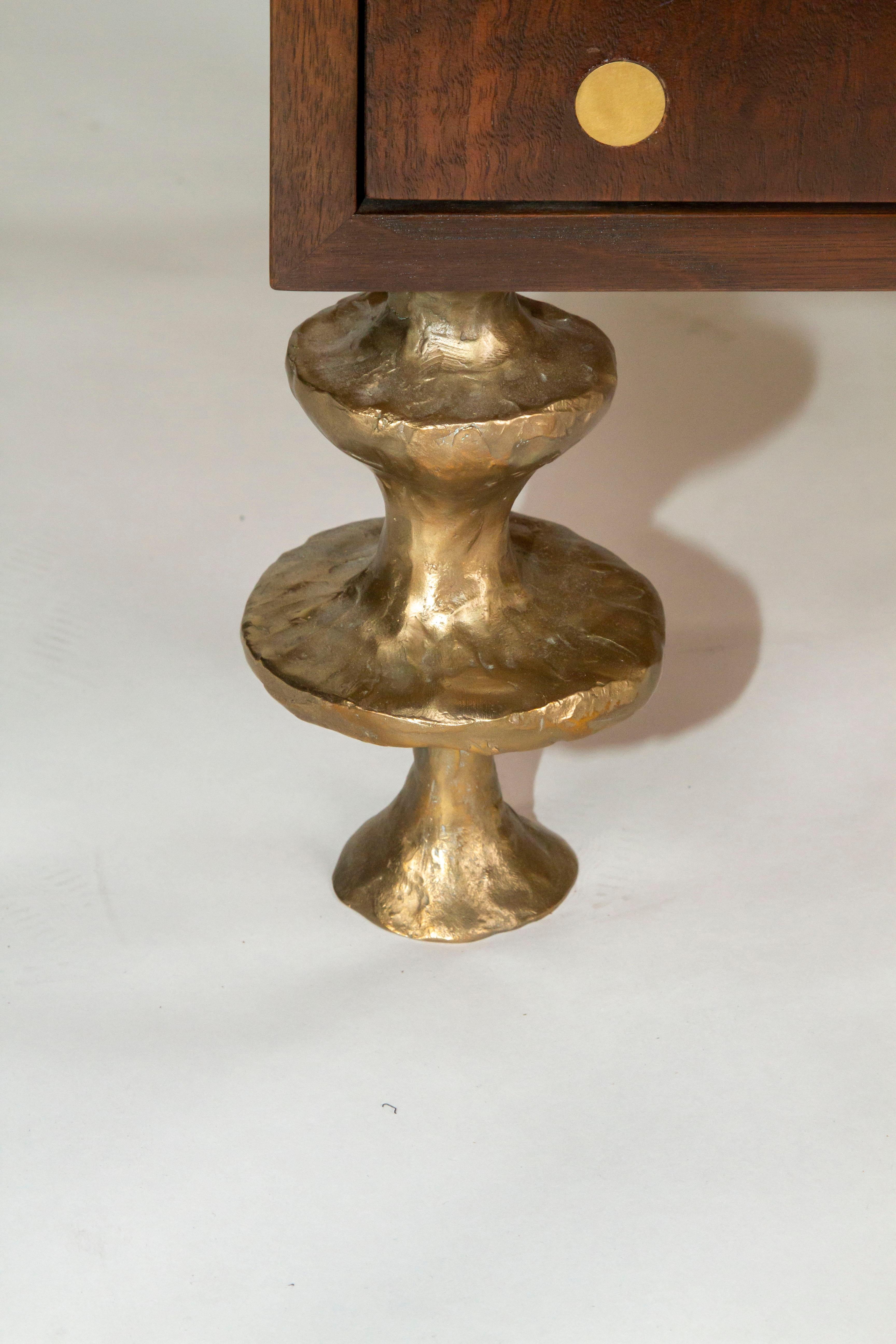 Américain Meuble de bar en noyer et bronze avec poignées et pieds en bronze sculptés à la main en vente
