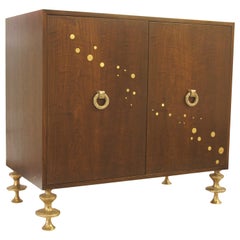 Mobile bar in noce e bronzo con maniglie e gambe in bronzo scolpite a mano