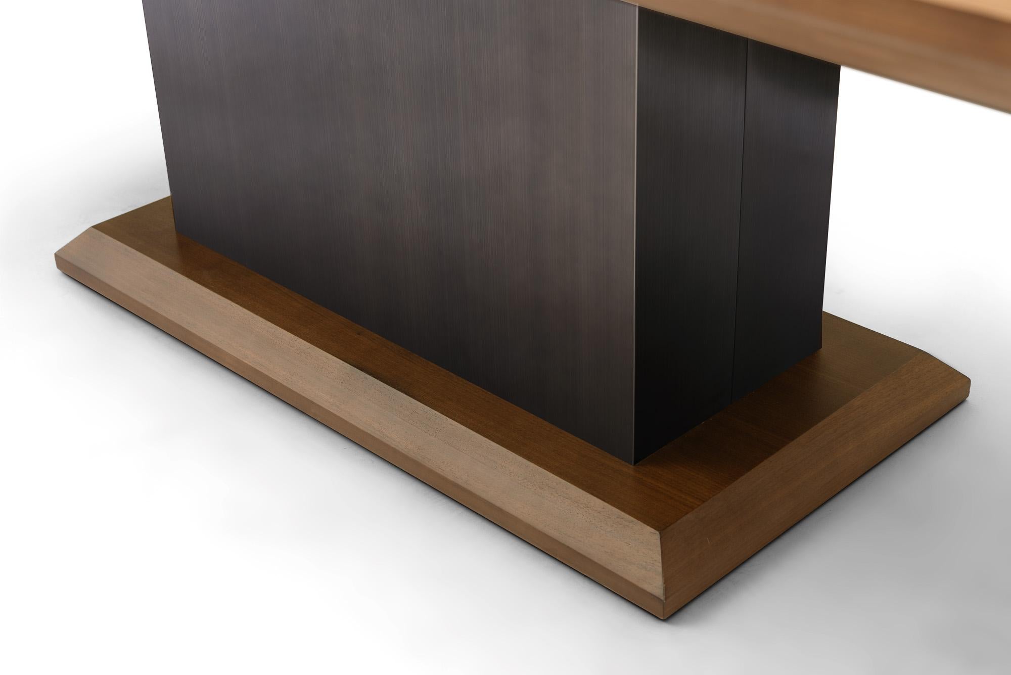 Moderne Table de salle à manger à rallonge en noyer et bronze par Greg Sheres En stock en vente