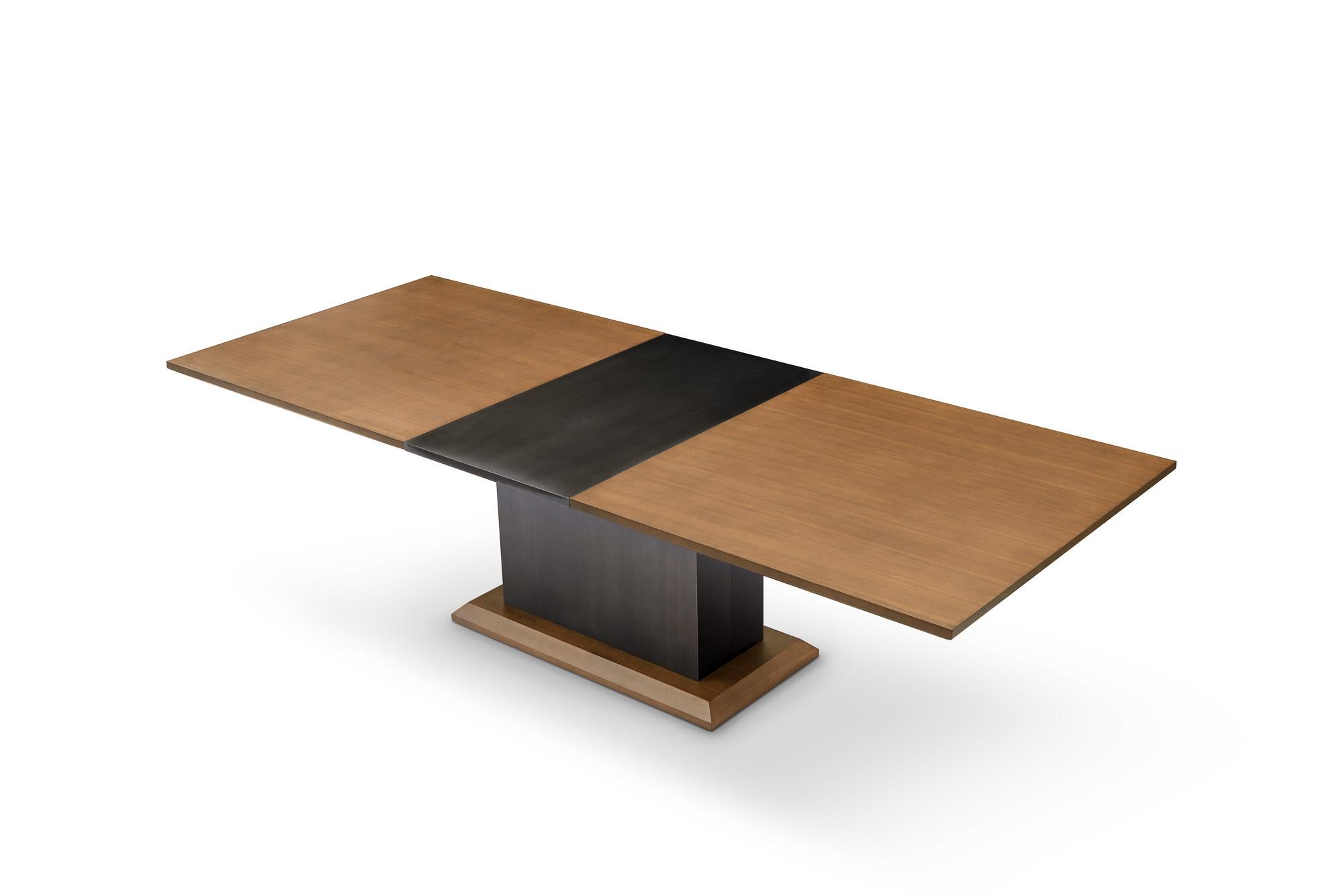 Chinois Table de salle à manger à rallonge en noyer et bronze par Greg Sheres En stock en vente