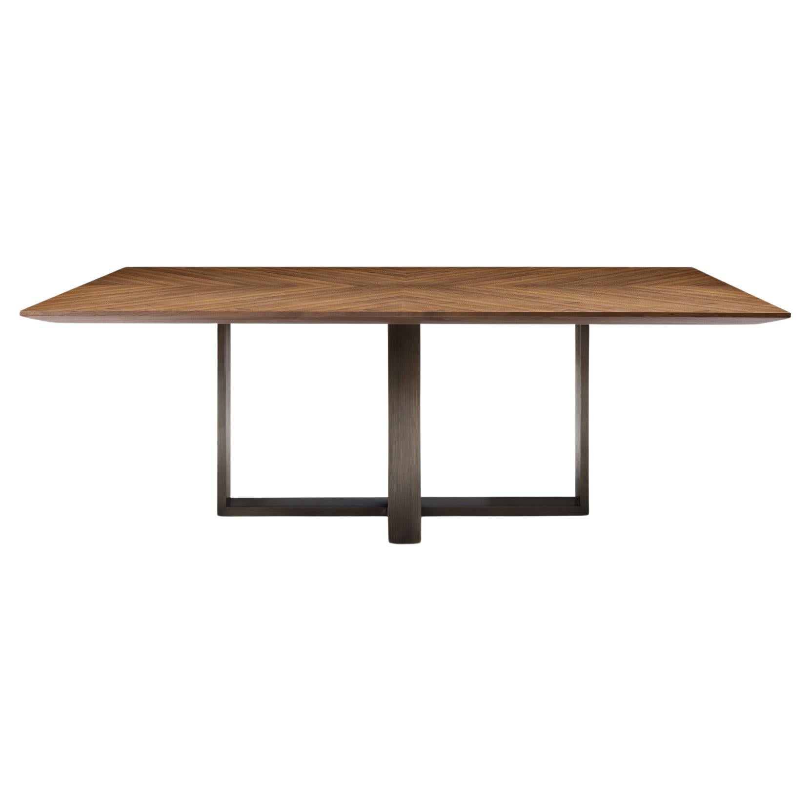Table de salle à manger moderne en noyer et bronze conçue par Greg Sheres.  Ce design épuré associe un beau plateau en bois de noyer à une base en bronze antique. Cette table est à la fois spectaculaire et légère grâce à sa base ouverte en bronze. 